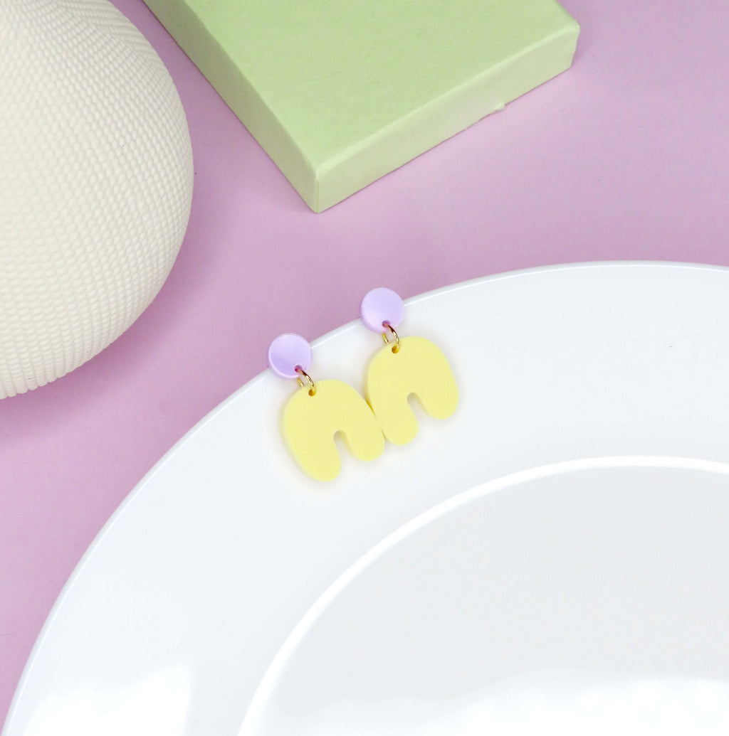 Kleine Squishy Arch Bogen Ohrringe in Flieder & Hellgelb