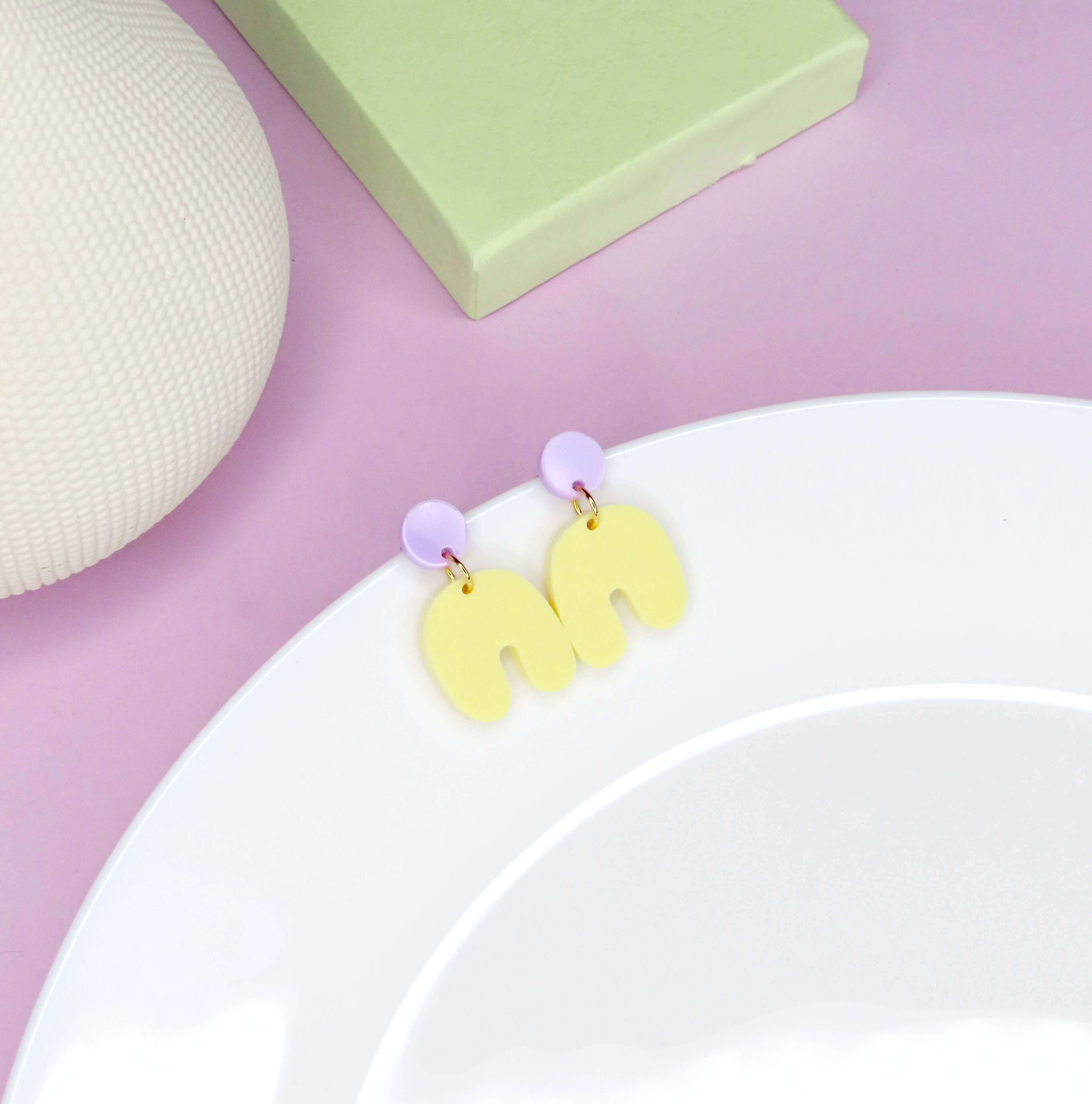 Kleine Squishy Arch Bogen Ohrringe in Flieder & Hellgelb