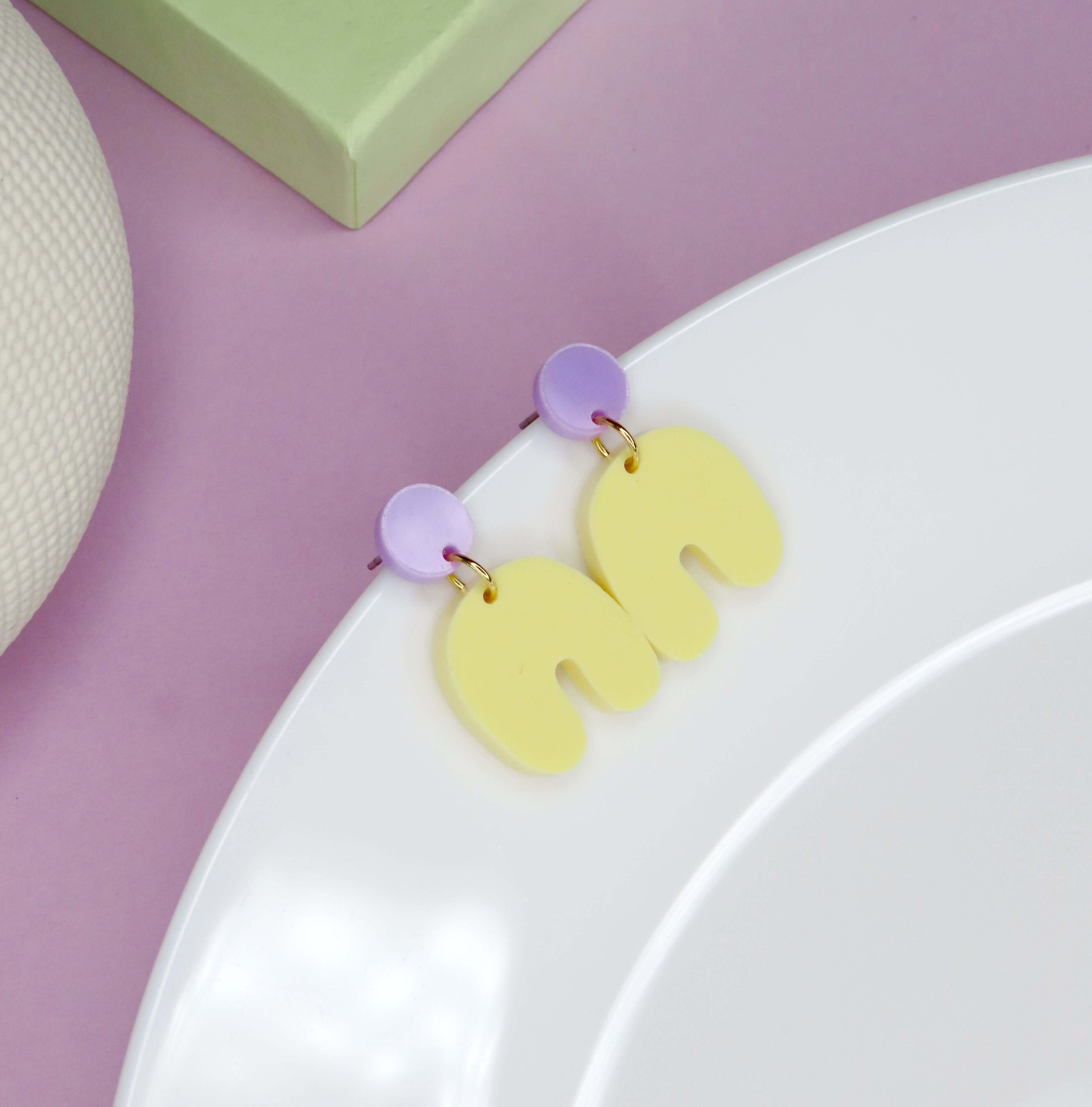 Kleine Squishy Arch Bogen Ohrringe in Flieder & Hellgelb