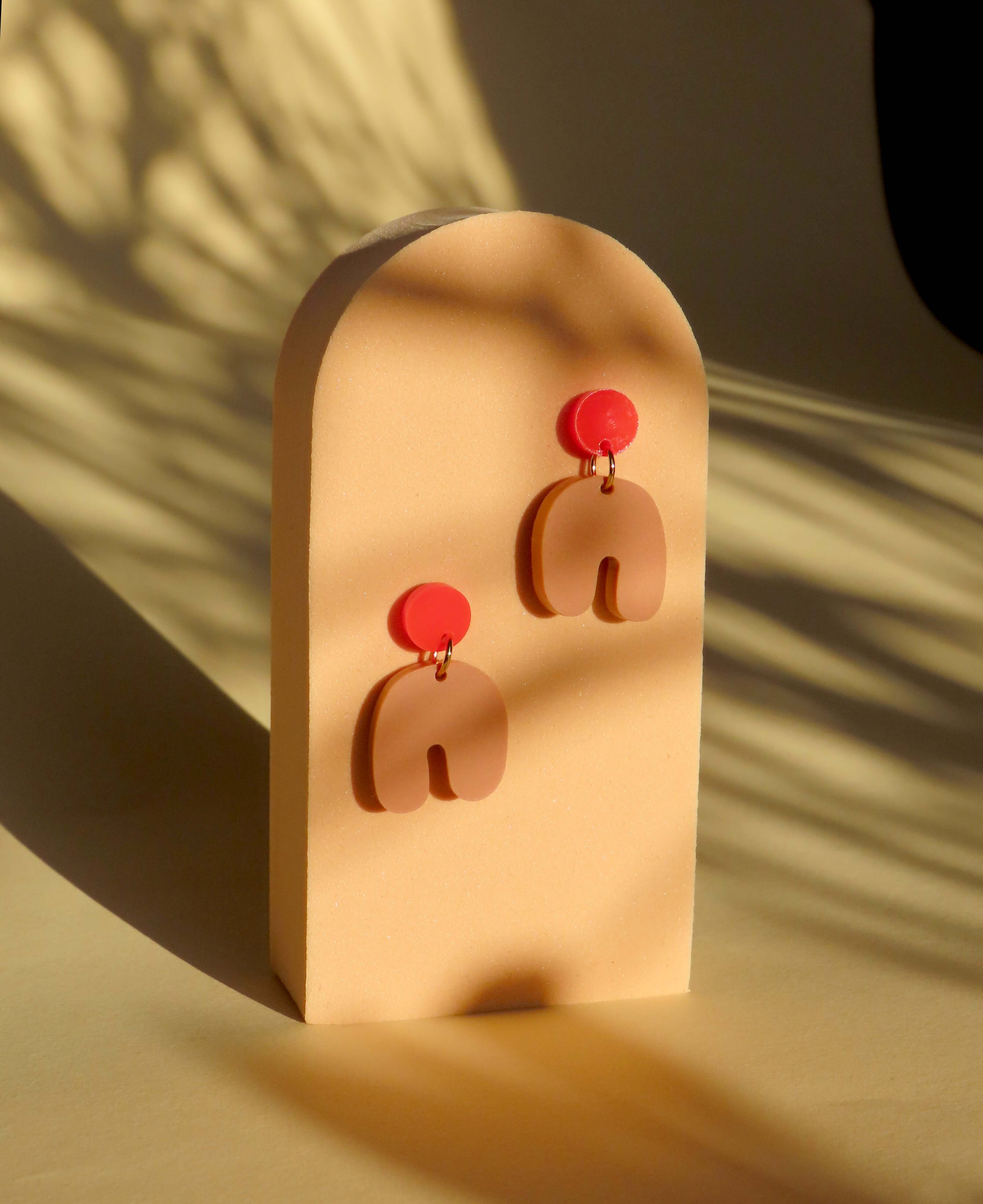 Kleine Squishy Arch Bogen Ohrringe in Knallrot & Beige