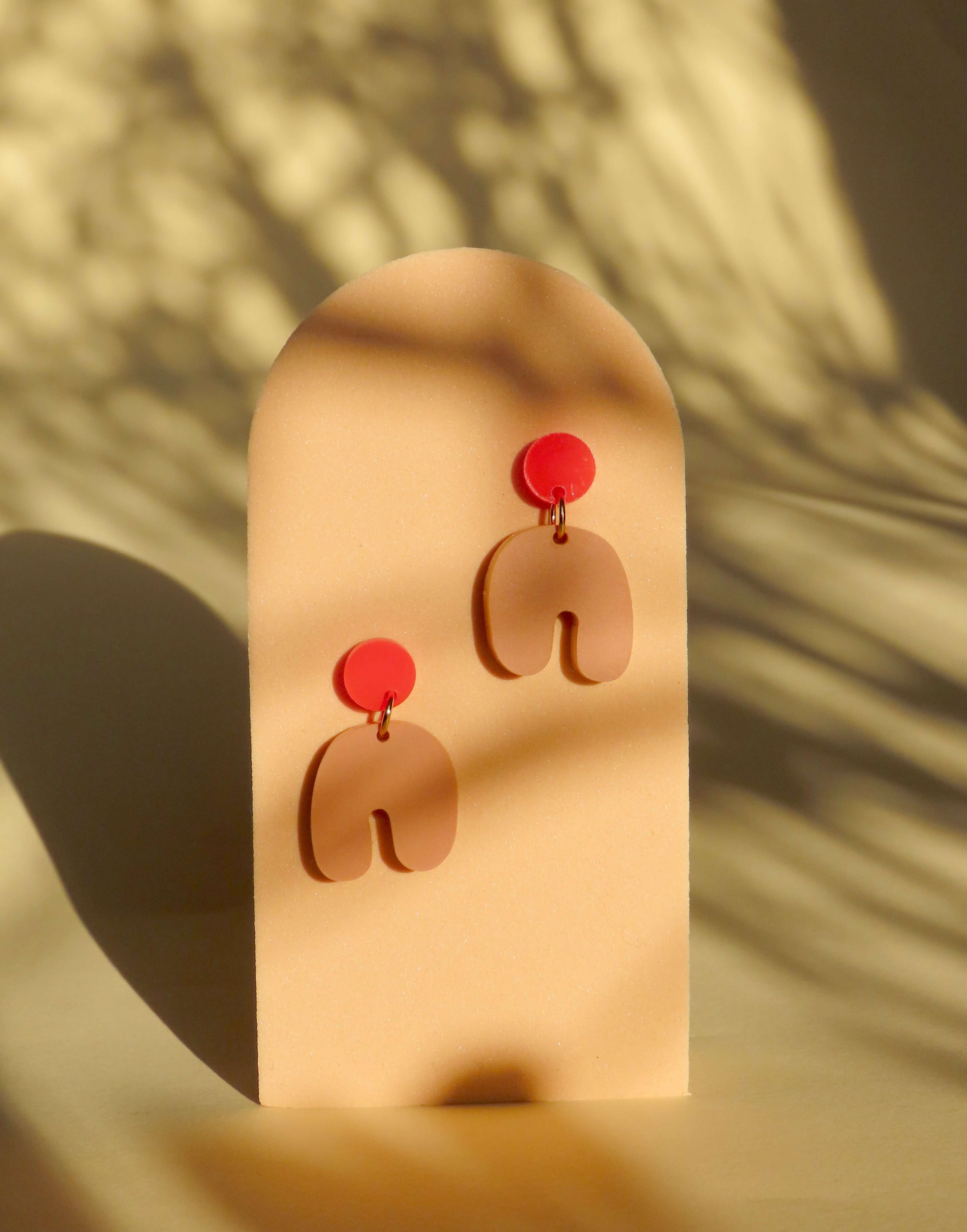 Kleine Squishy Arch Bogen Ohrringe in Knallrot & Beige