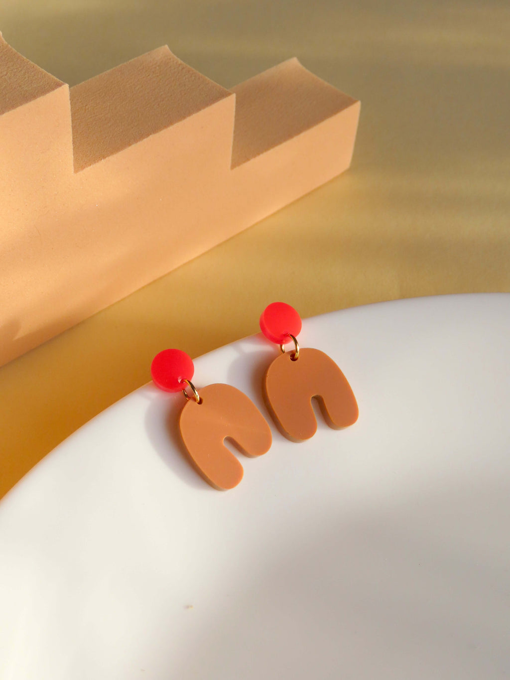 Kleine Squishy Arch Bogen Ohrringe in Knallrot & Beige