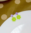 Single Daisy Acryl Ohrringe mit Edelstahlstecker in Flieder & Lime