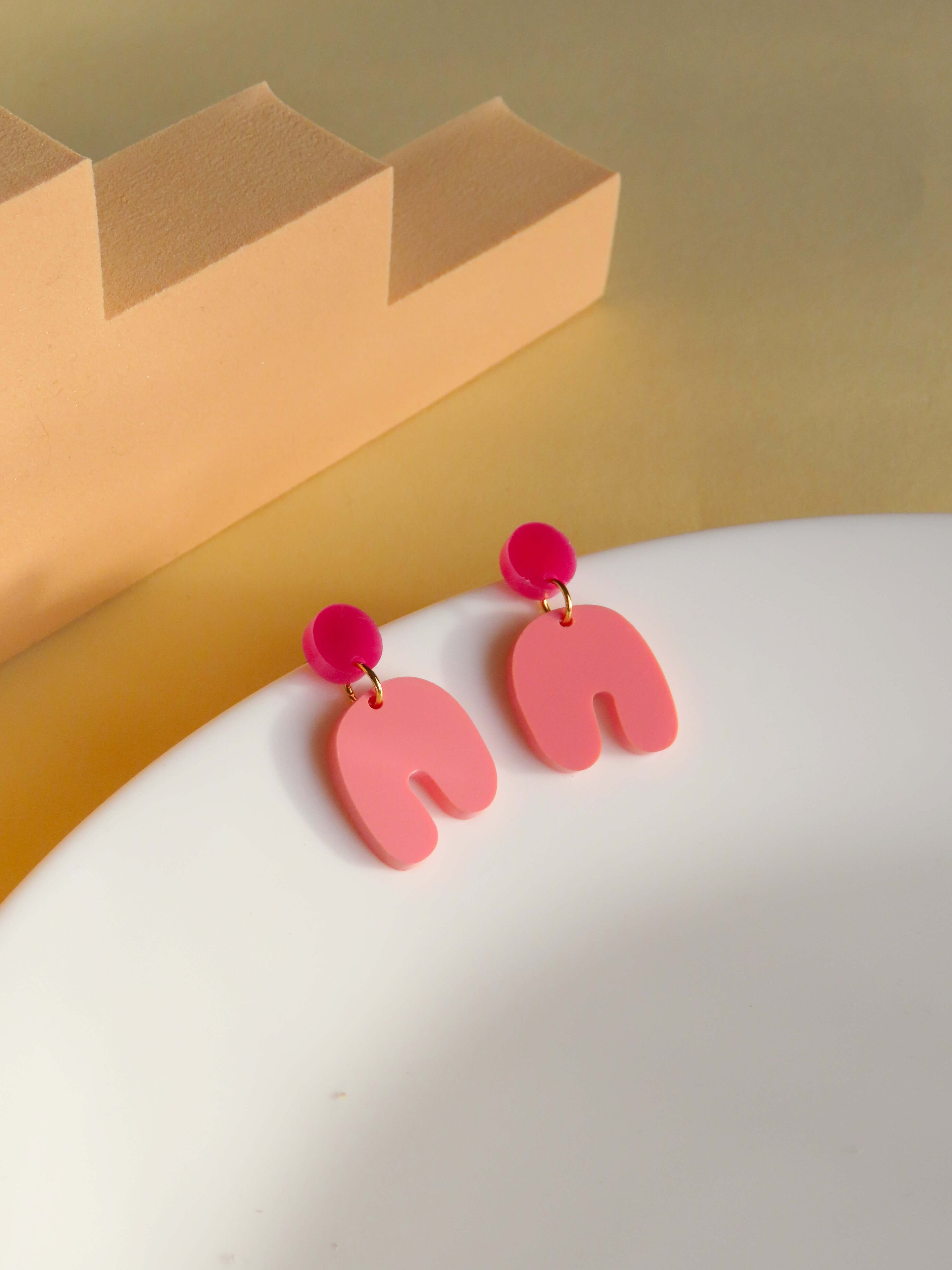 Kleine Squishy Arch Bogen Ohrringe in Pink & Himbeer