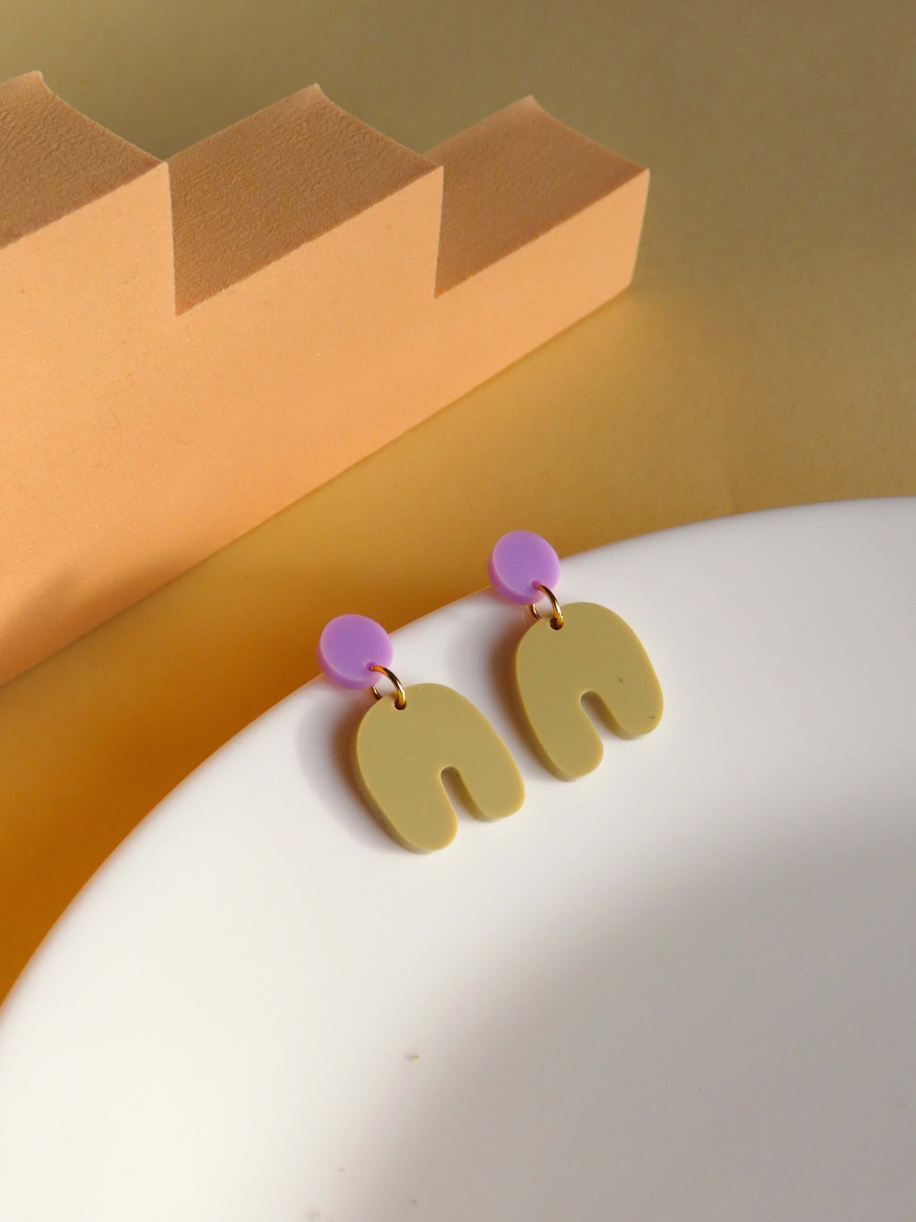 Kleine Squishy Arch Bogen Ohrringe in Flieder & Beige