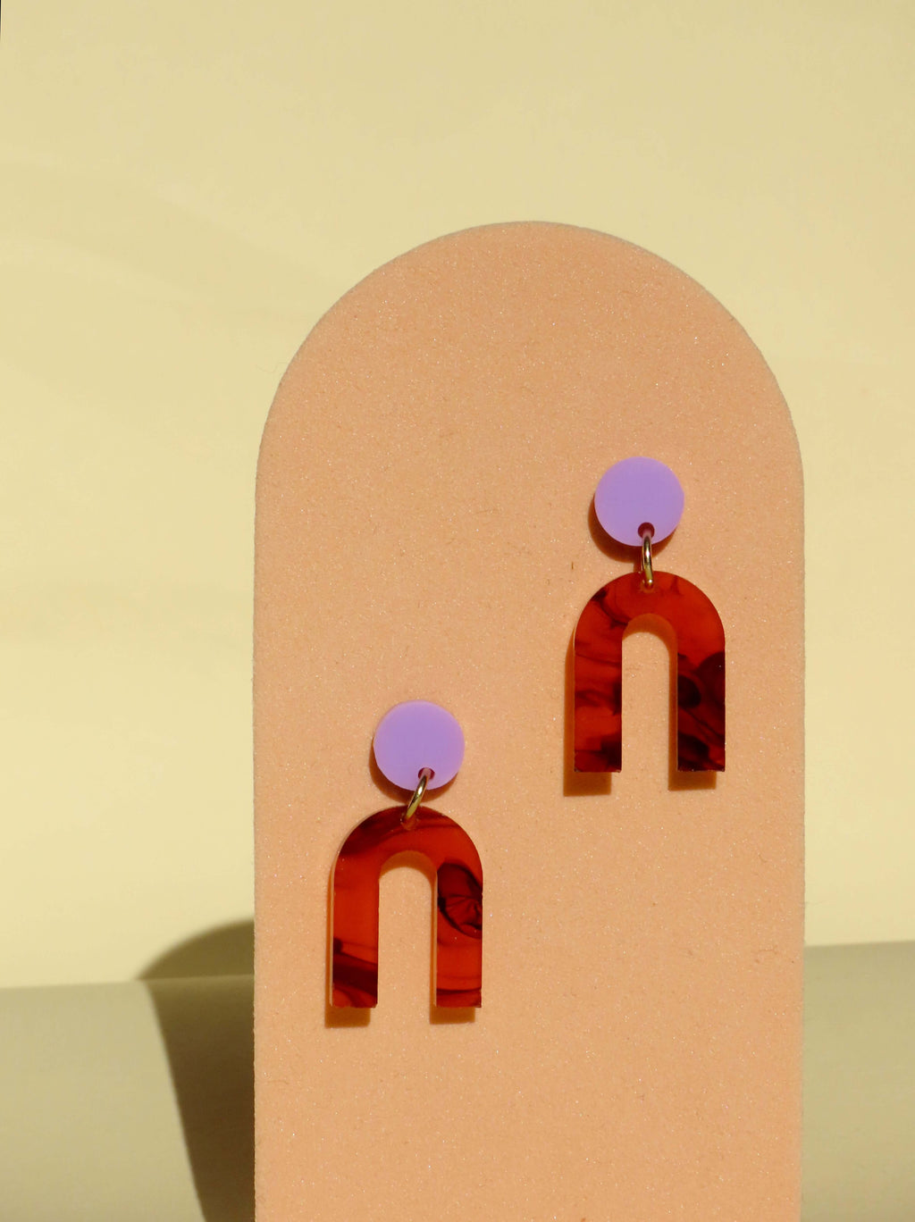 Mini Arch Acryl Ohrringe mit Edelstahlstecker in Smoky Brown