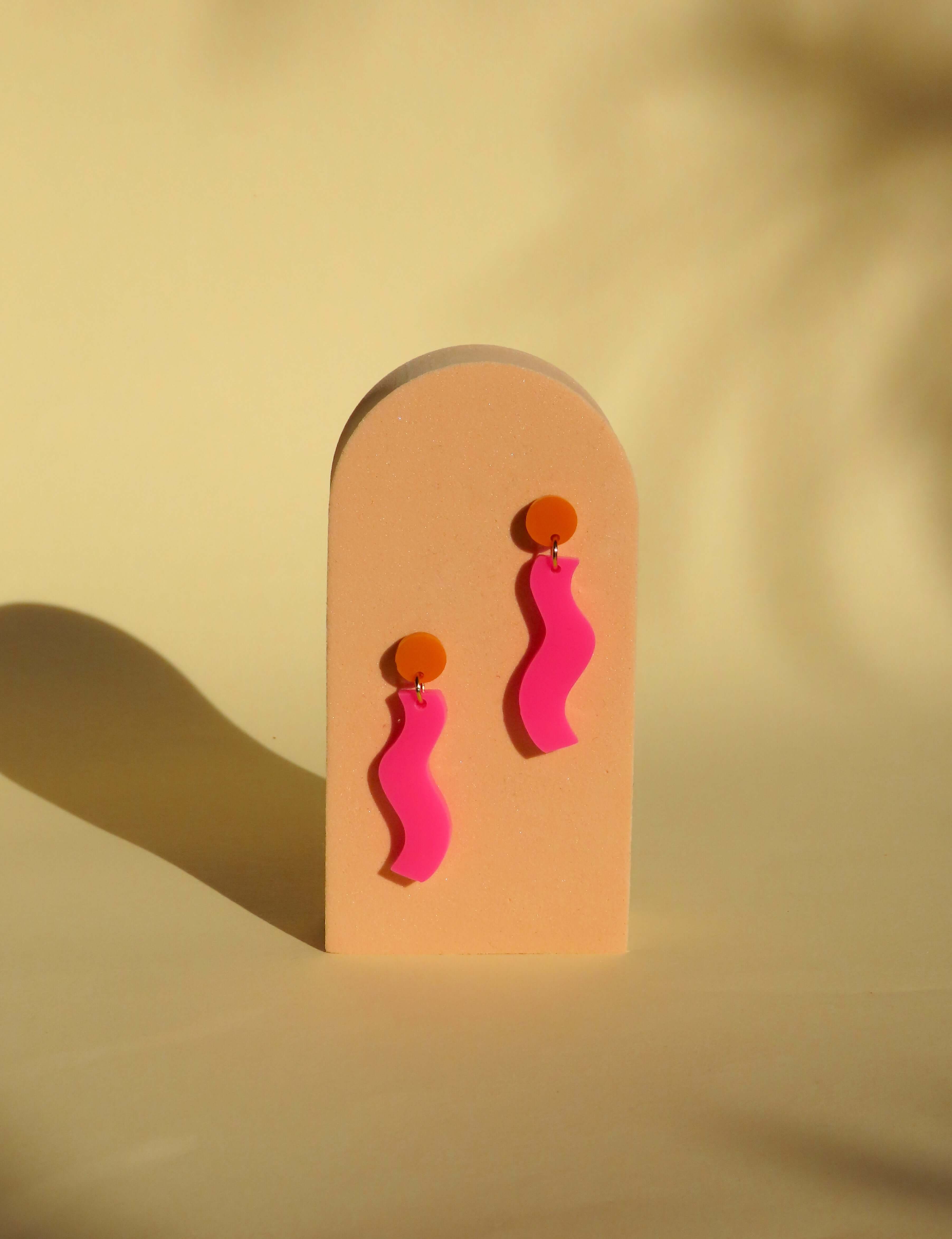 Wormly Ohrringe mit Edelstahl Steckern in Orange & Pink