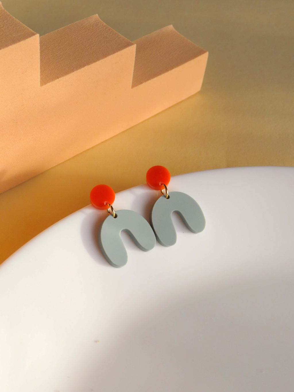 Kleine Arch Bogen Ohrringe in Orange & Salbei