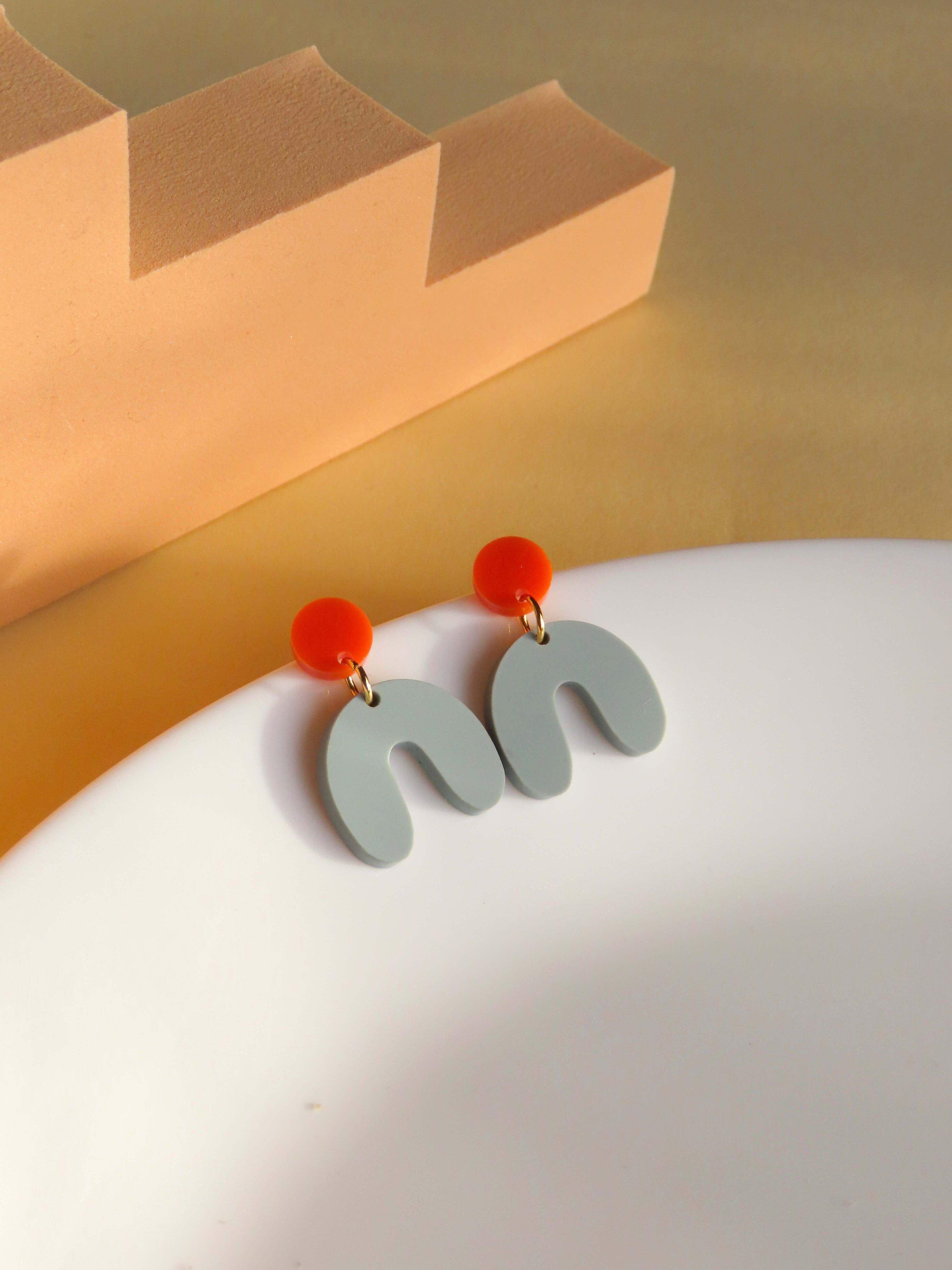 Kleine Arch Bogen Ohrringe in Orange & Salbei