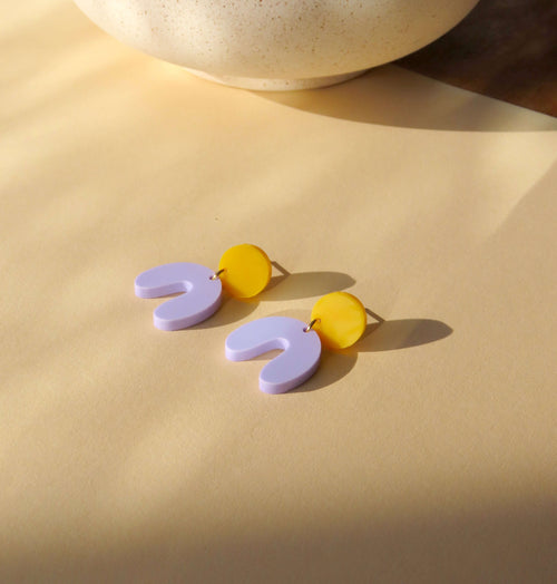 Arch Bogen Ohrringe in Goldgelb & Flieder