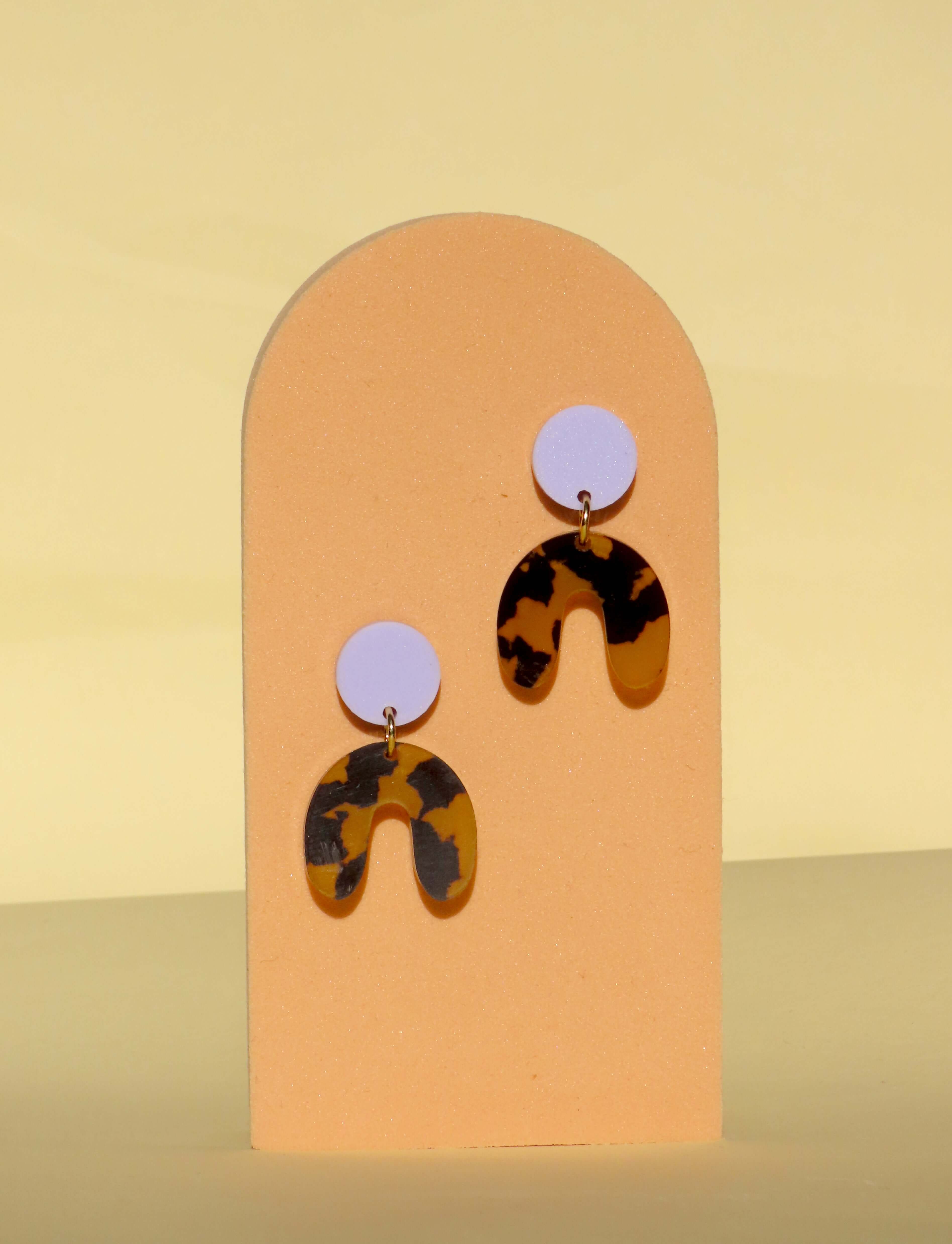 Arch Bogen Ohrringe in Leo & Flieder