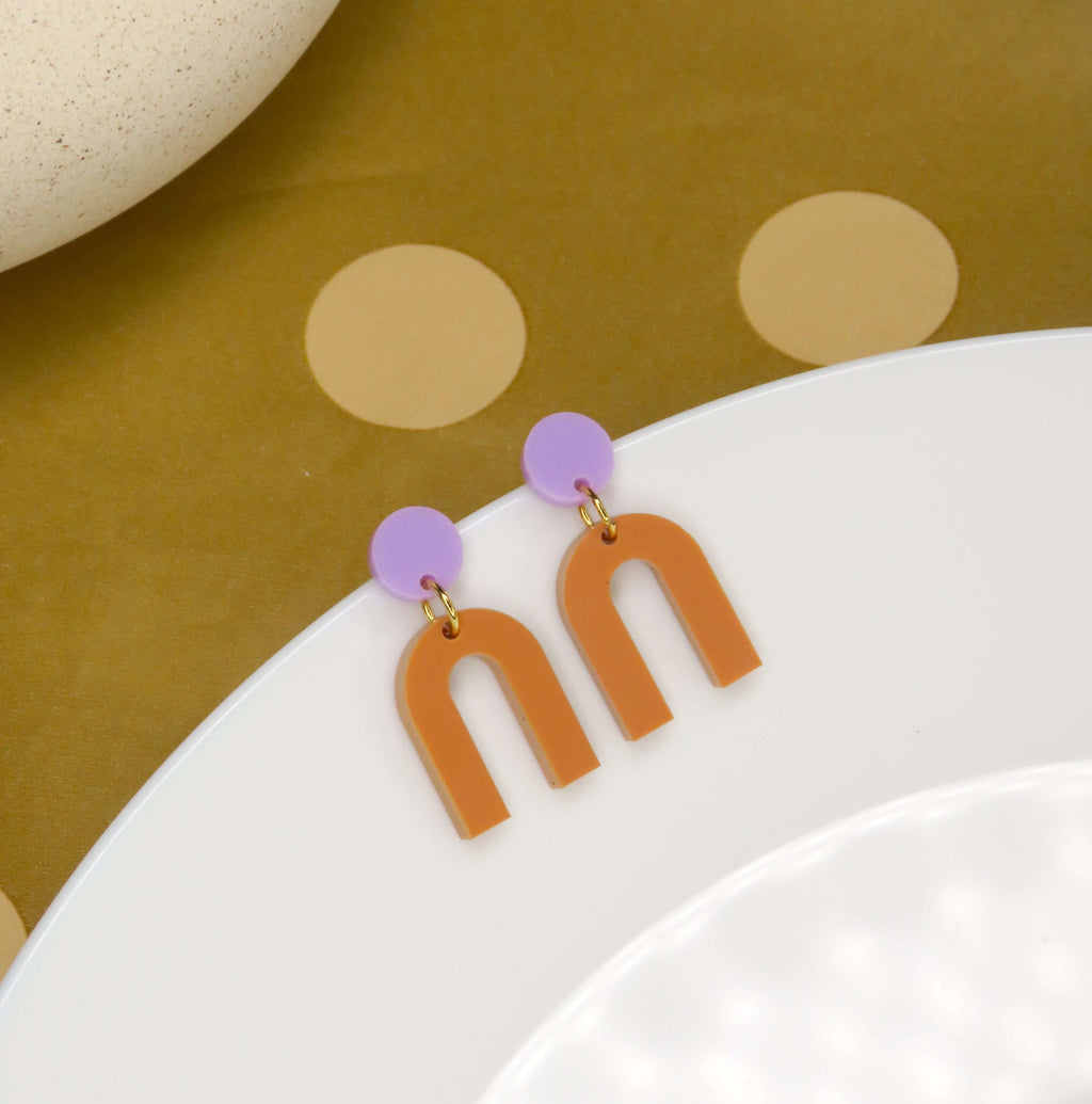 Mini Arch Acryl Ohrringe mit Edelstahlstecker in Flieder & Terracotta