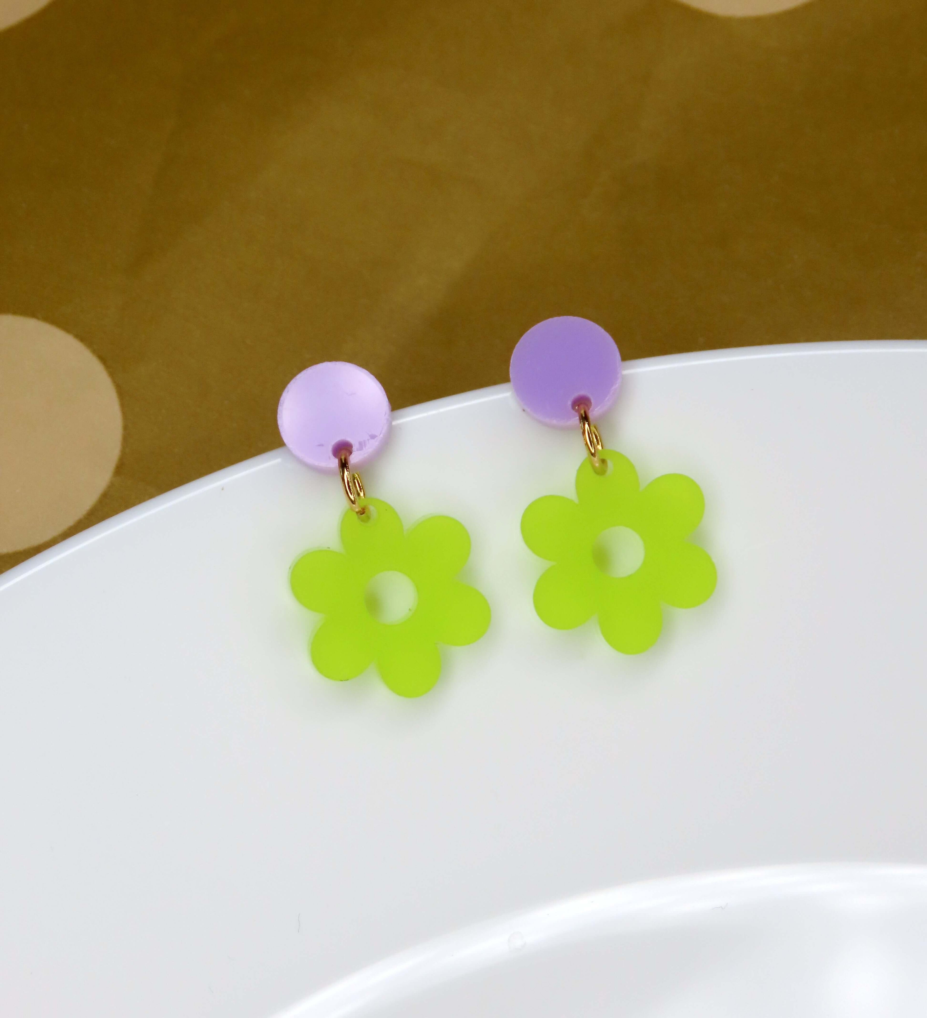 Single Daisy Acryl Ohrringe mit Edelstahlstecker in Flieder & Lime