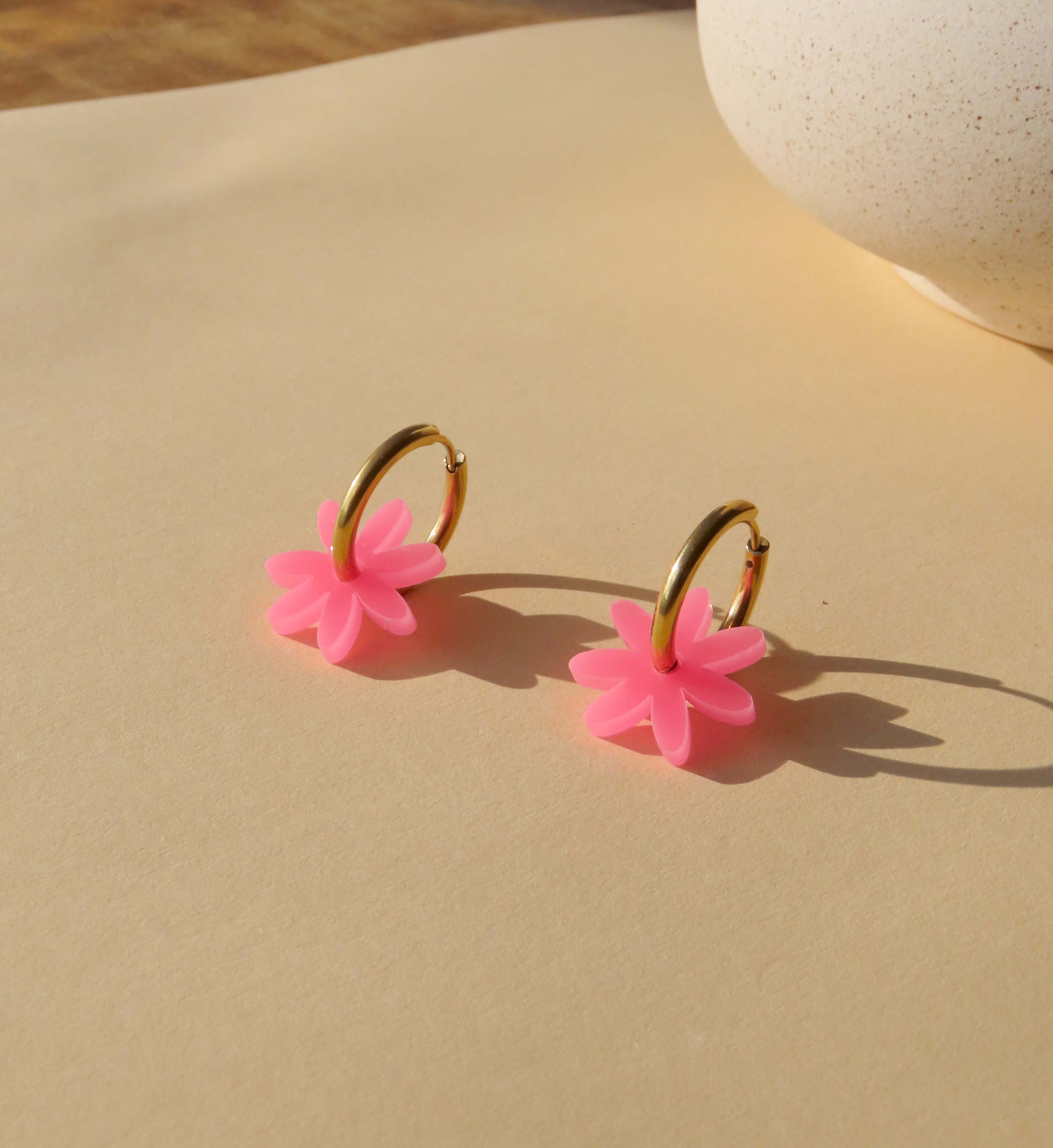 Margarite Edelstahl Hoops in Neon Pink