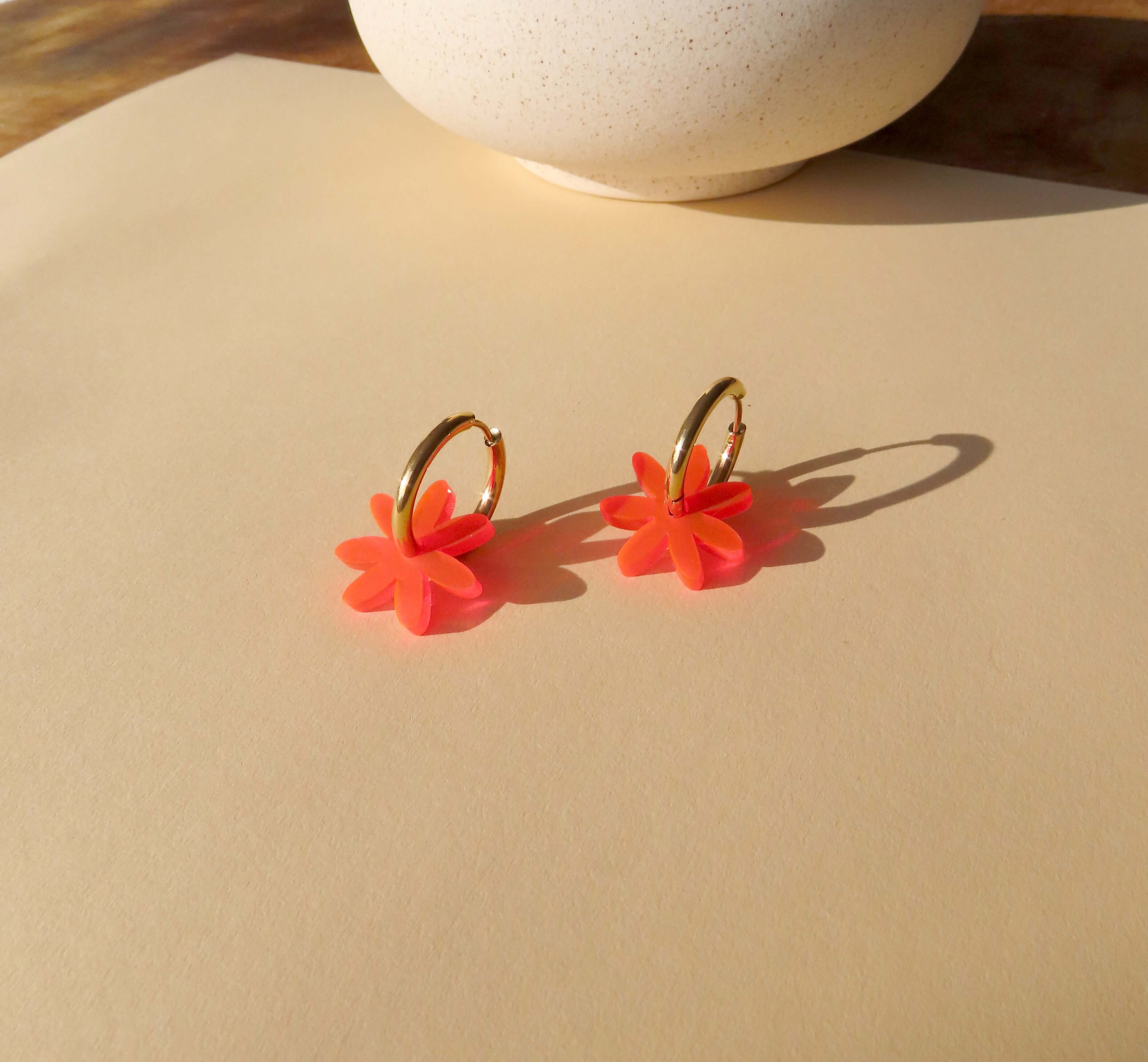 Margarite Edelstahl Hoops in Neon & Orange