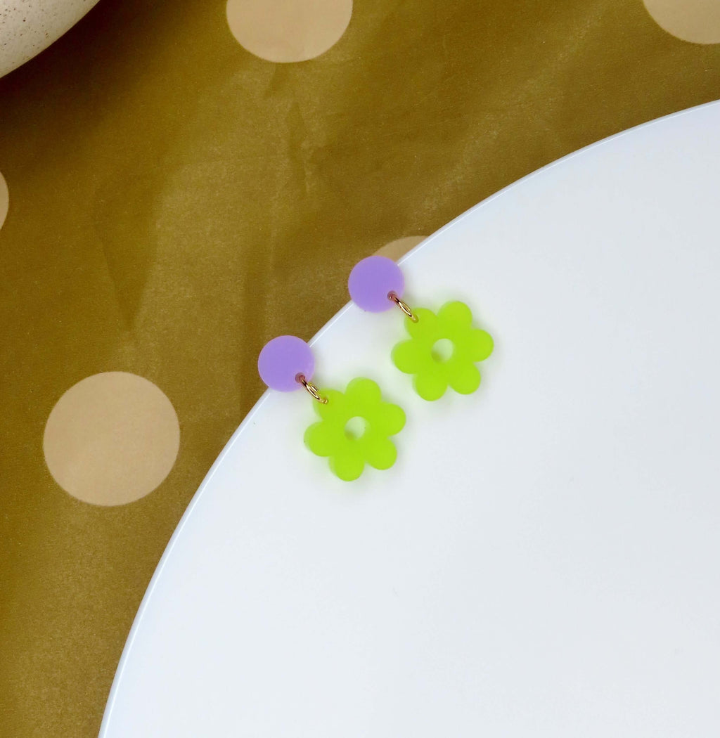 Single Daisy Acryl Ohrringe mit Edelstahlstecker in Flieder & Lime