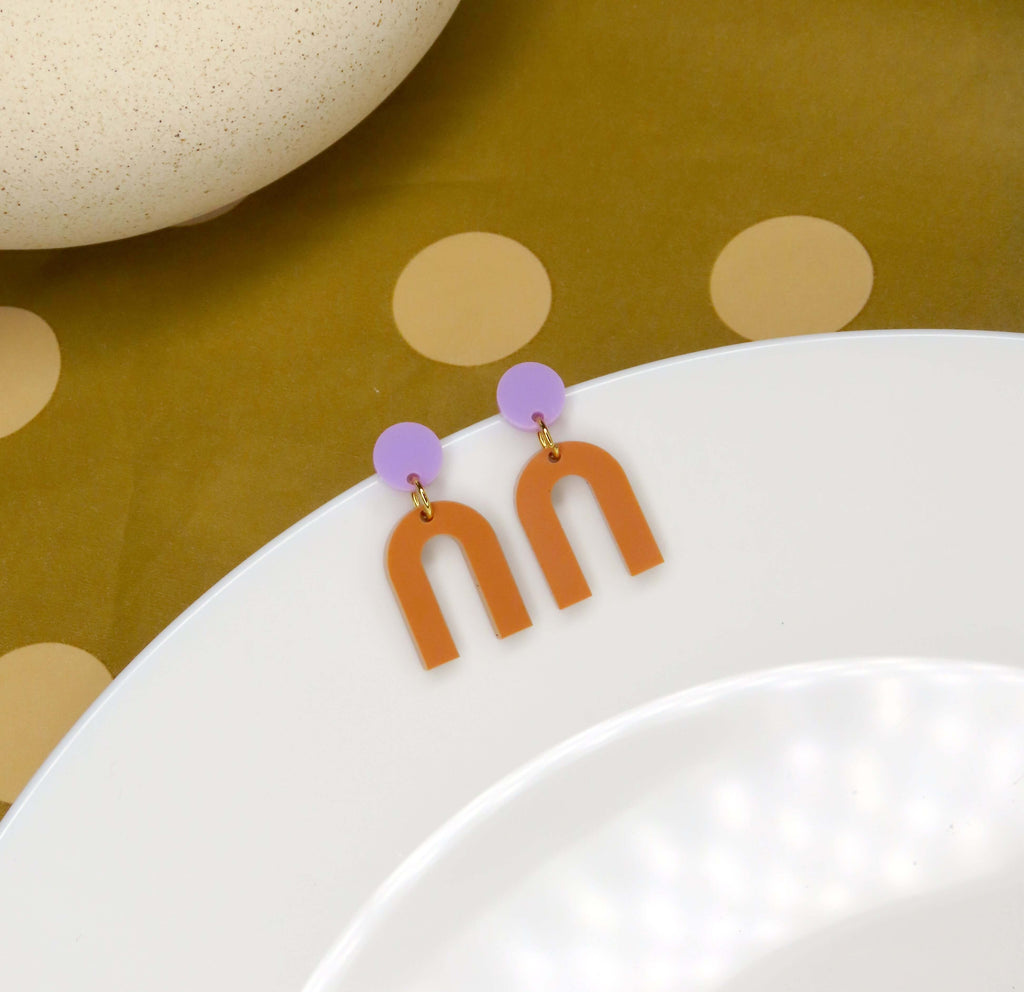 Mini Arch Acryl Ohrringe mit Edelstahlstecker in Flieder & Terracotta