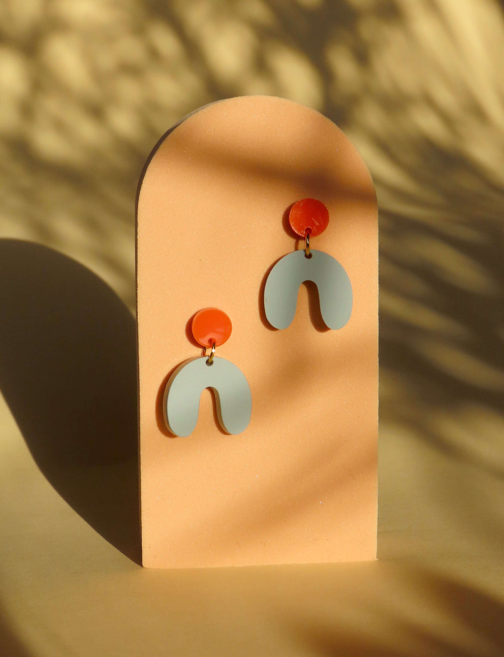 Kleine Arch Bogen Ohrringe in Orange & Salbei