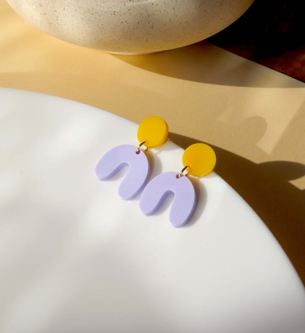 Arch Bogen Ohrringe in Goldgelb & Flieder