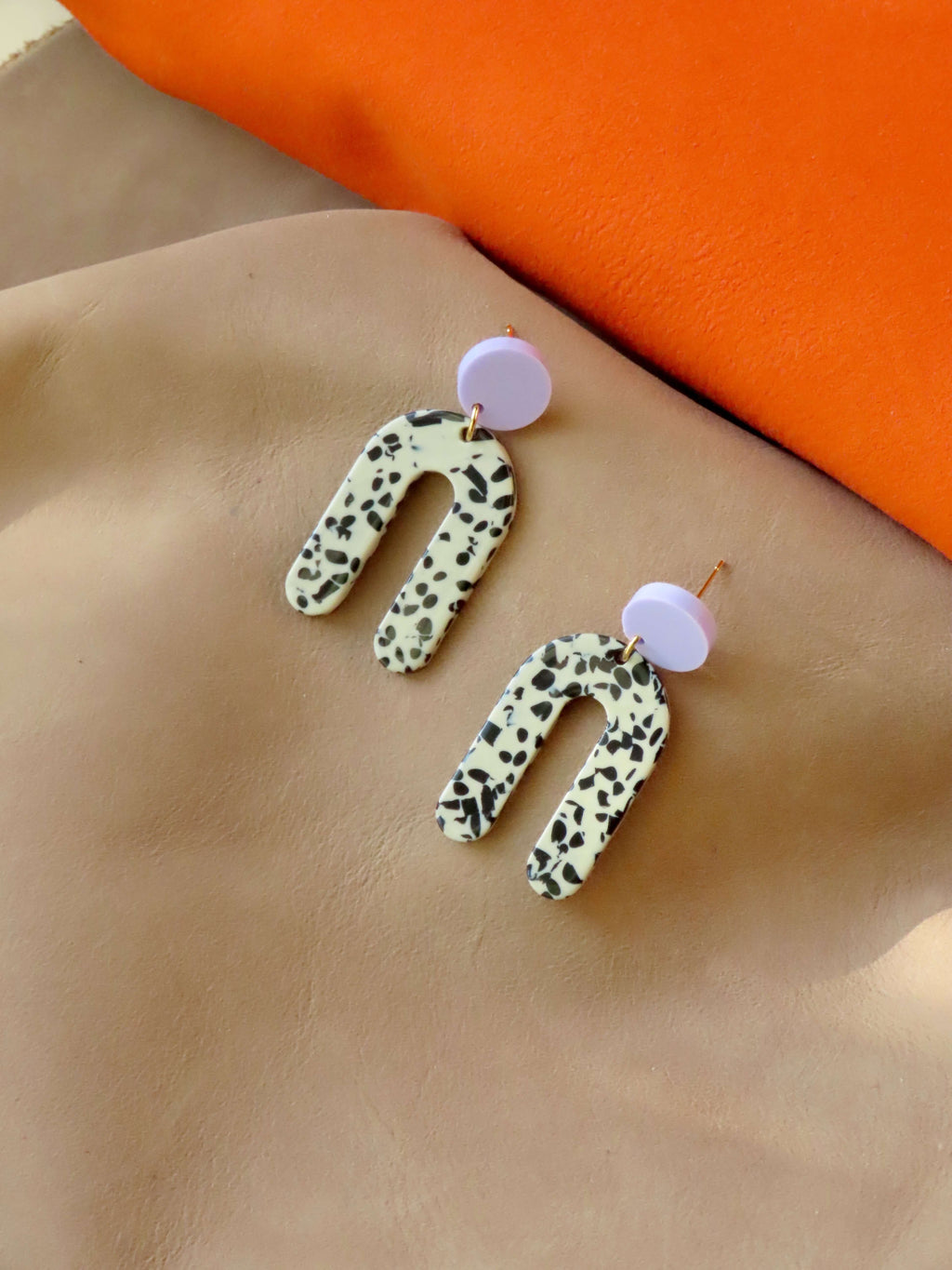 Slim Greige Dots Bogen Statement Ohrringe in Lila & Leopard