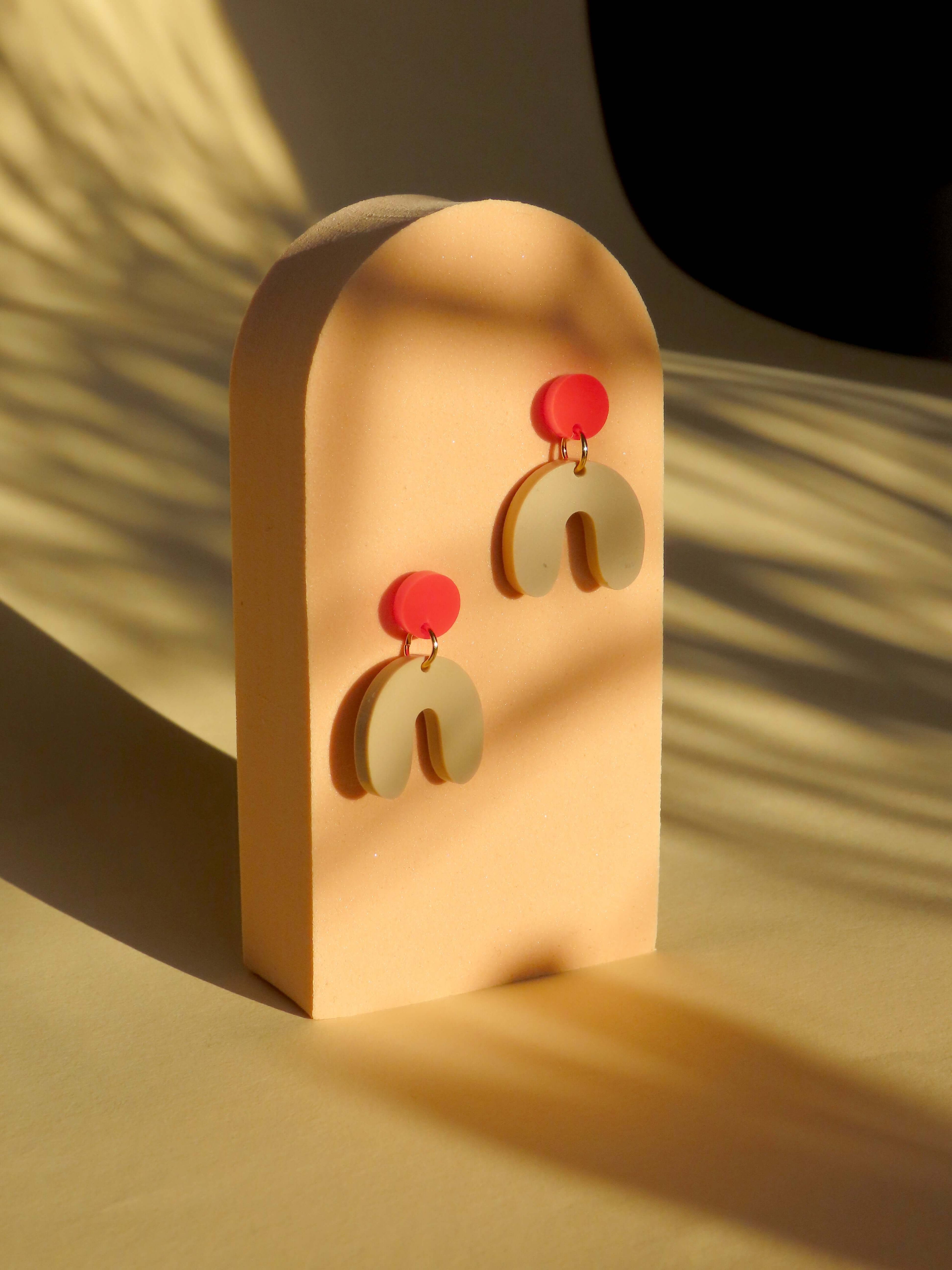 Kleine Arch Bogen Ohrringe in Feuerrot & Beige