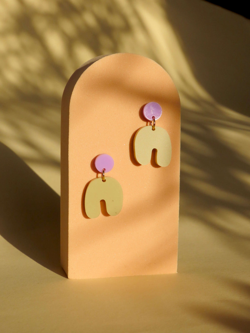 Kleine Squishy Arch Bogen Ohrringe in Flieder & Beige