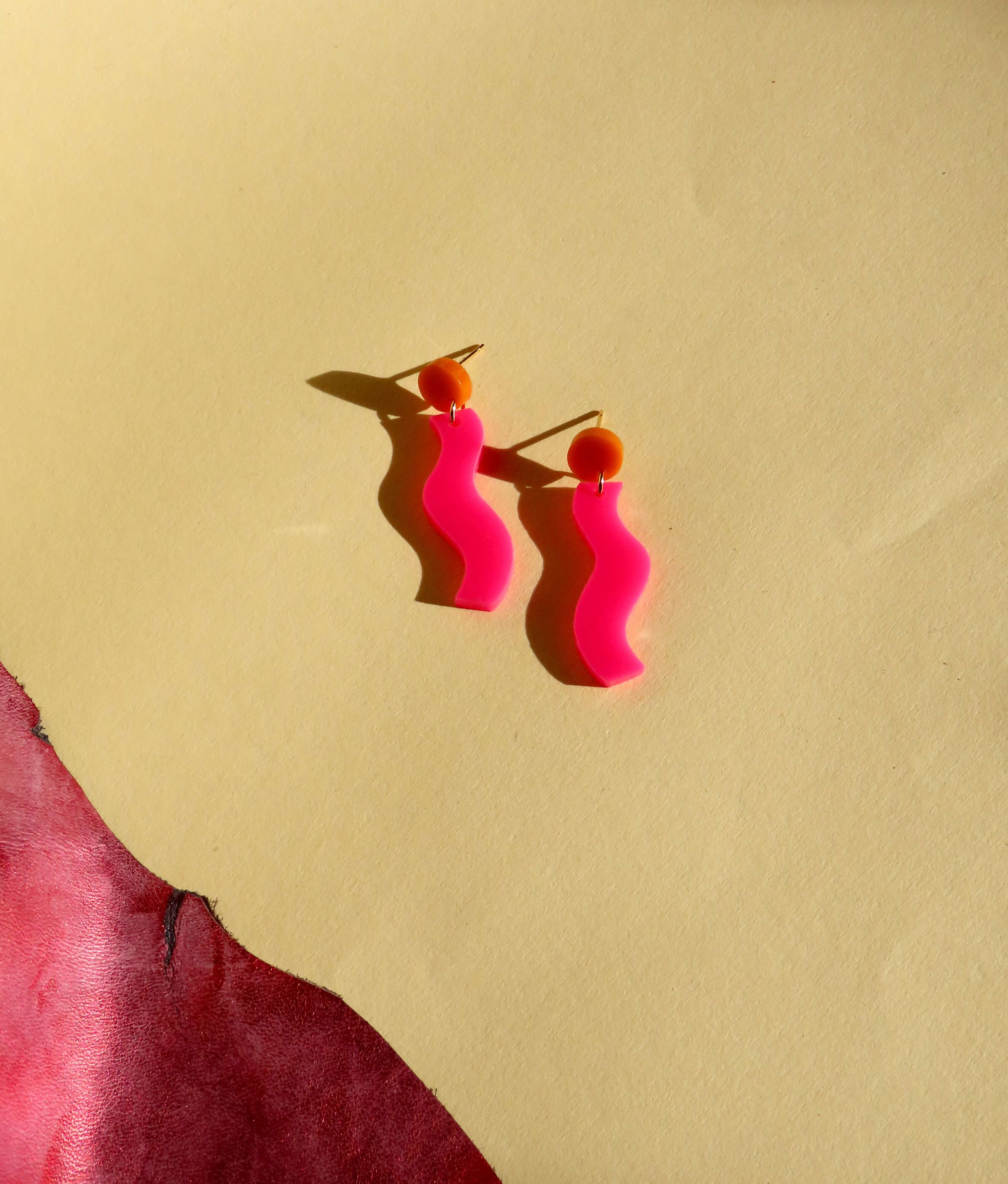 Wormly Ohrringe mit Edelstahl Steckern in Orange & Pink