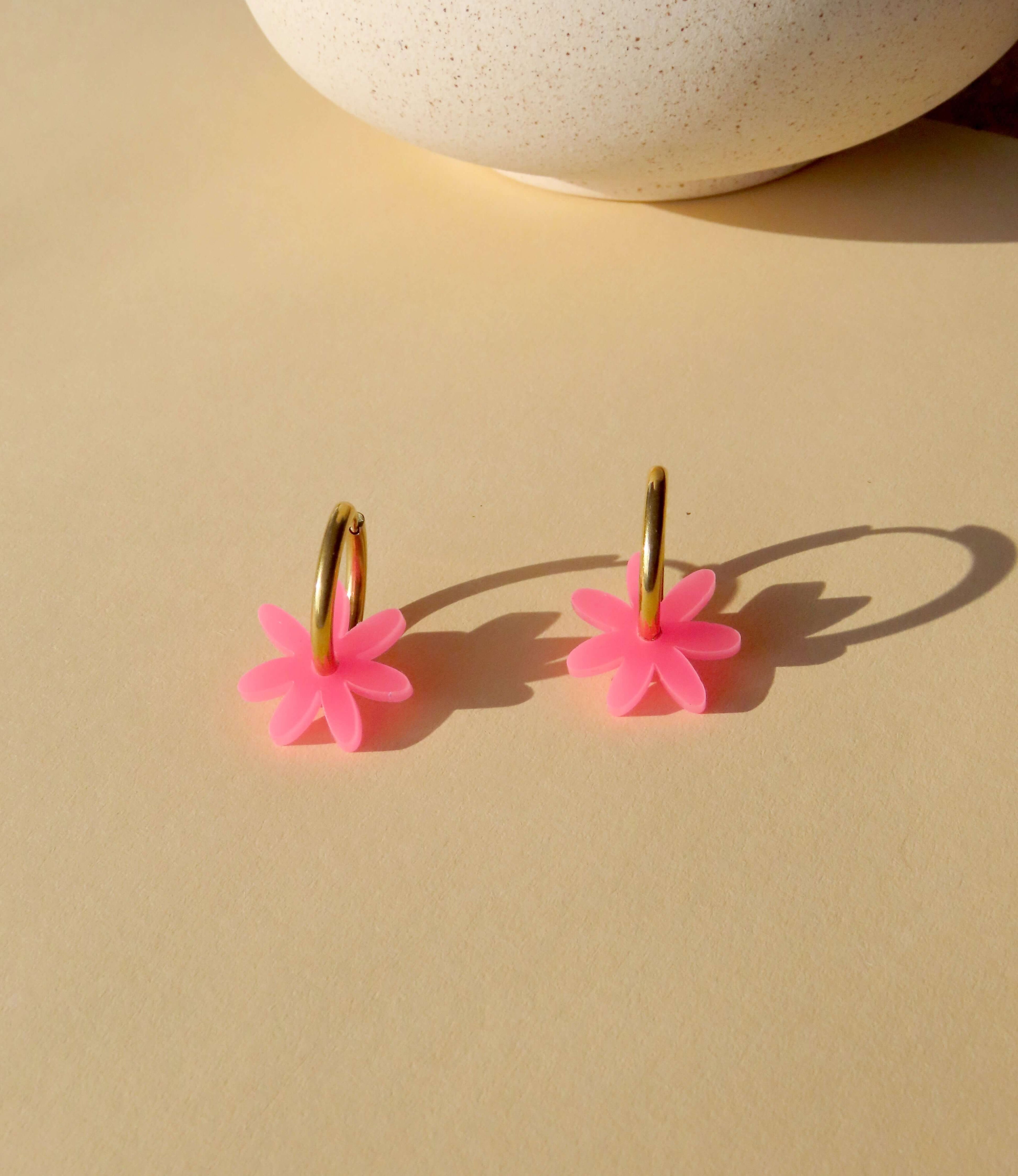 Margarite Edelstahl Hoops in Neon Pink