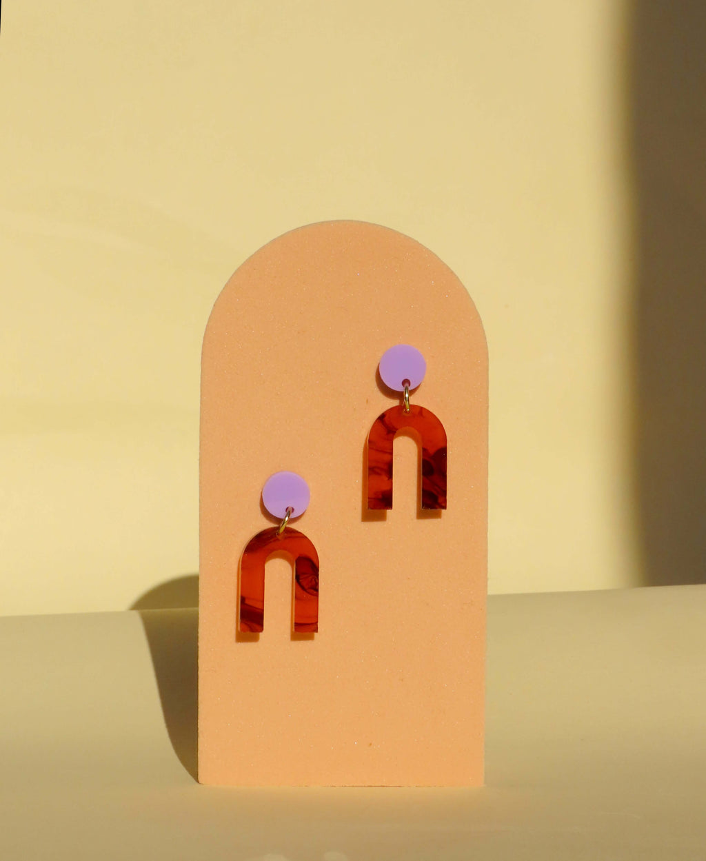 Mini Arch Acryl Ohrringe mit Edelstahlstecker in Smoky Brown