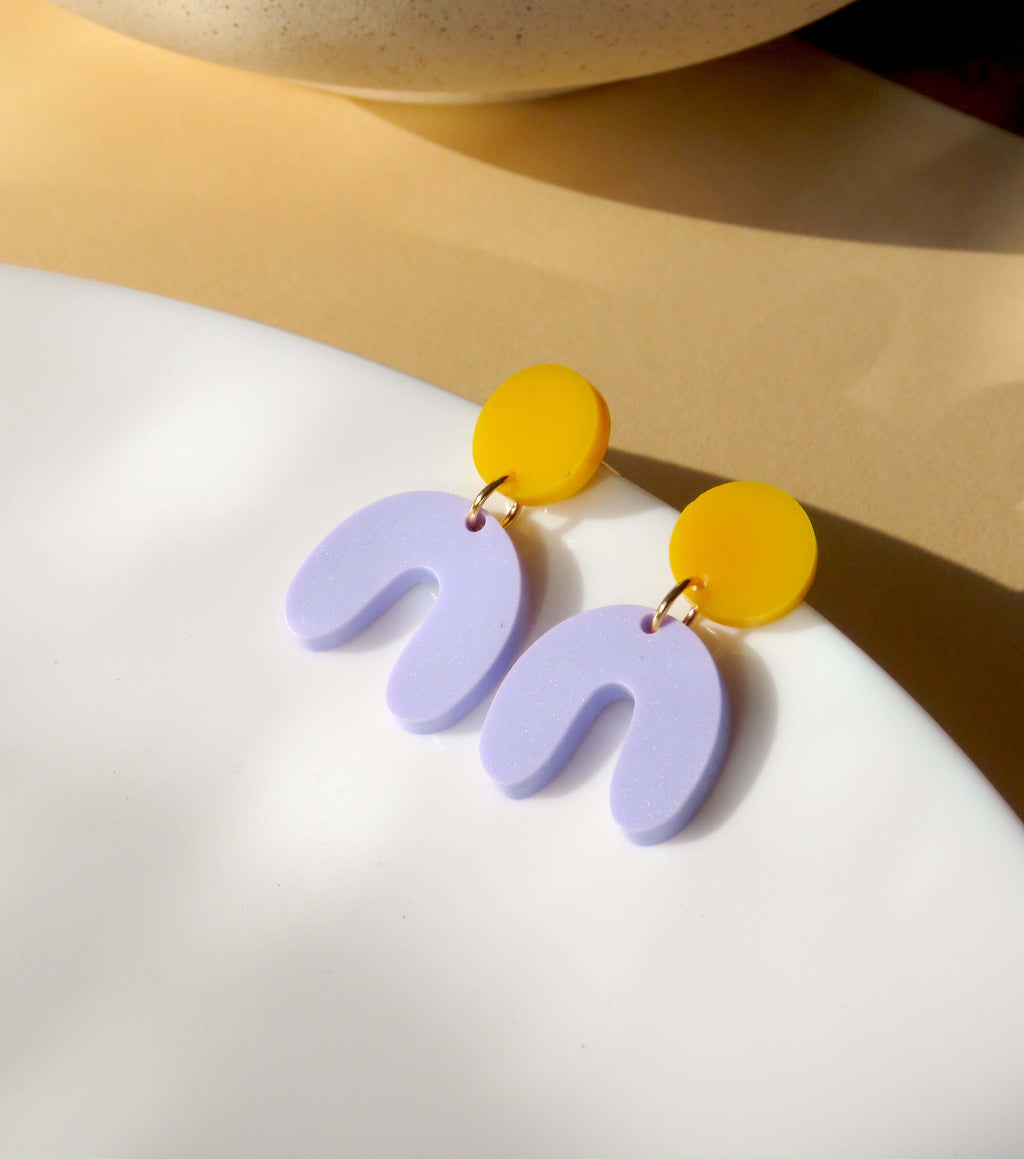 Arch Bogen Ohrringe in Goldgelb & Flieder