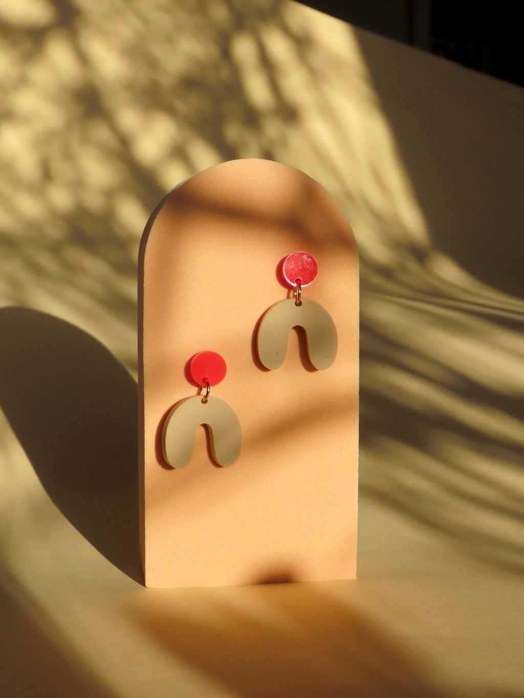 Kleine Arch Bogen Ohrringe in Feuerrot & Beige