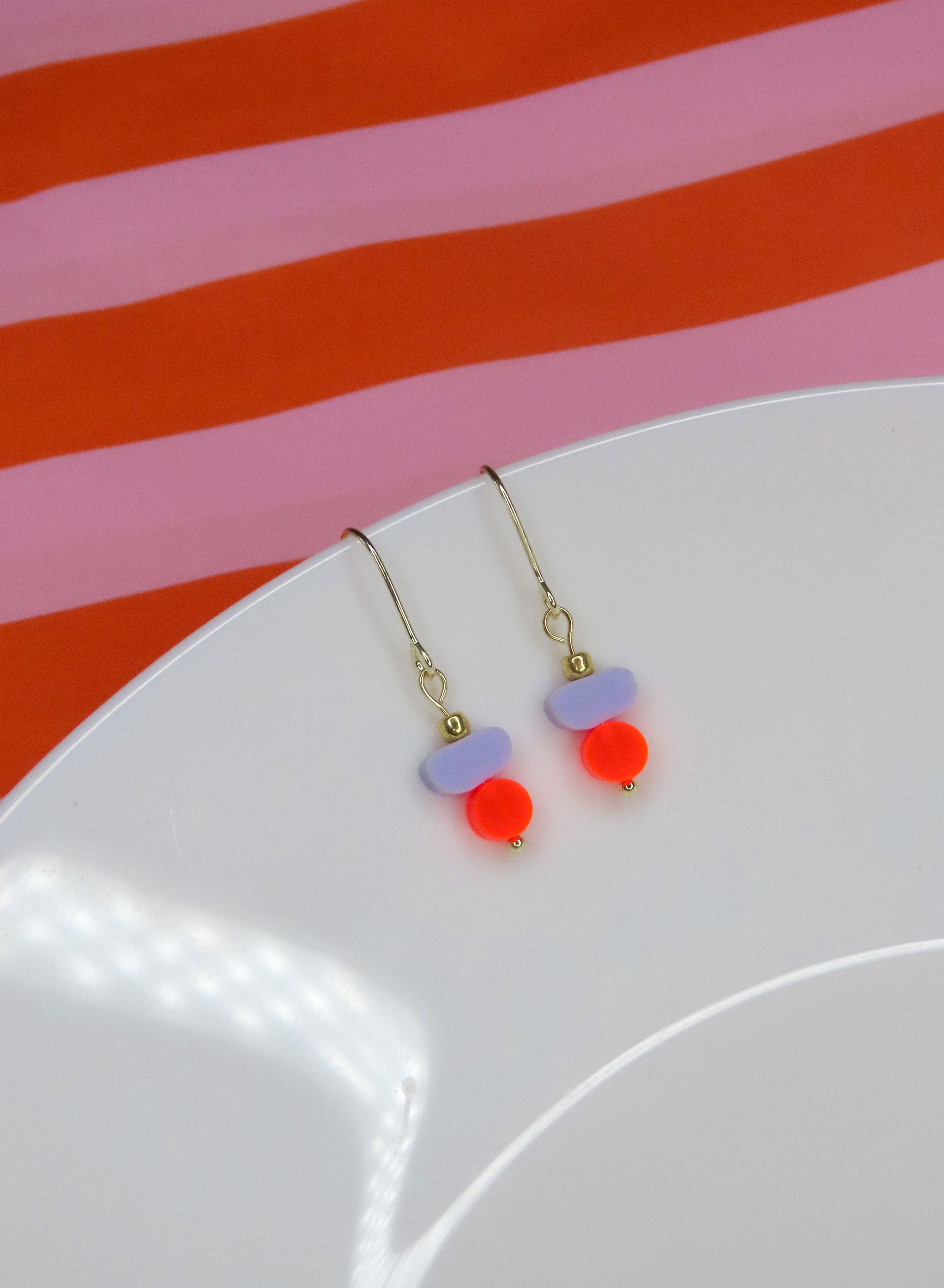 Color Treats Ohrringe in Neon & Flieder mit Gold Filled Elementen