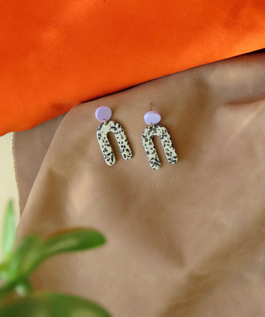 Slim Greige Dots Bogen Statement Ohrringe in Lila & Leopard
