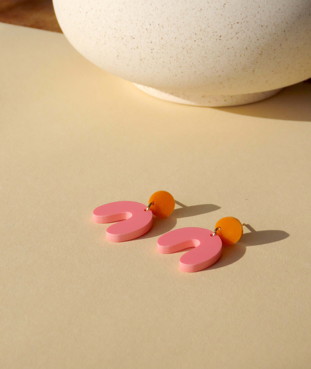 Kleine Arch Bogen Ohrringe in Orange-Gelb & Erdbeer
