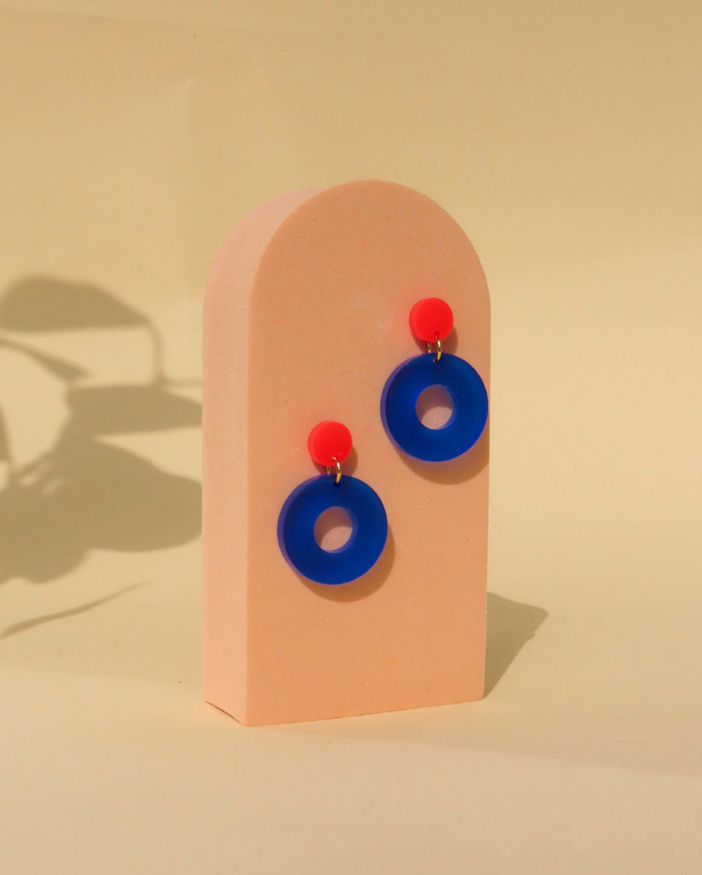 Colorblock Circle Ohrstecker in Feuerrot & Tintenblau