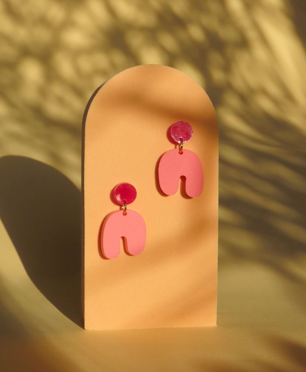 Kleine Squishy Arch Bogen Ohrringe in Pink & Himbeer