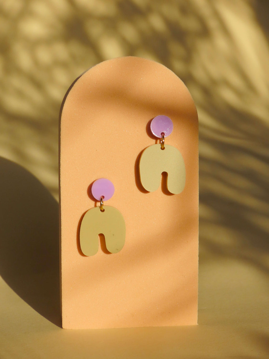 Kleine Squishy Arch Bogen Ohrringe in Flieder & Beige