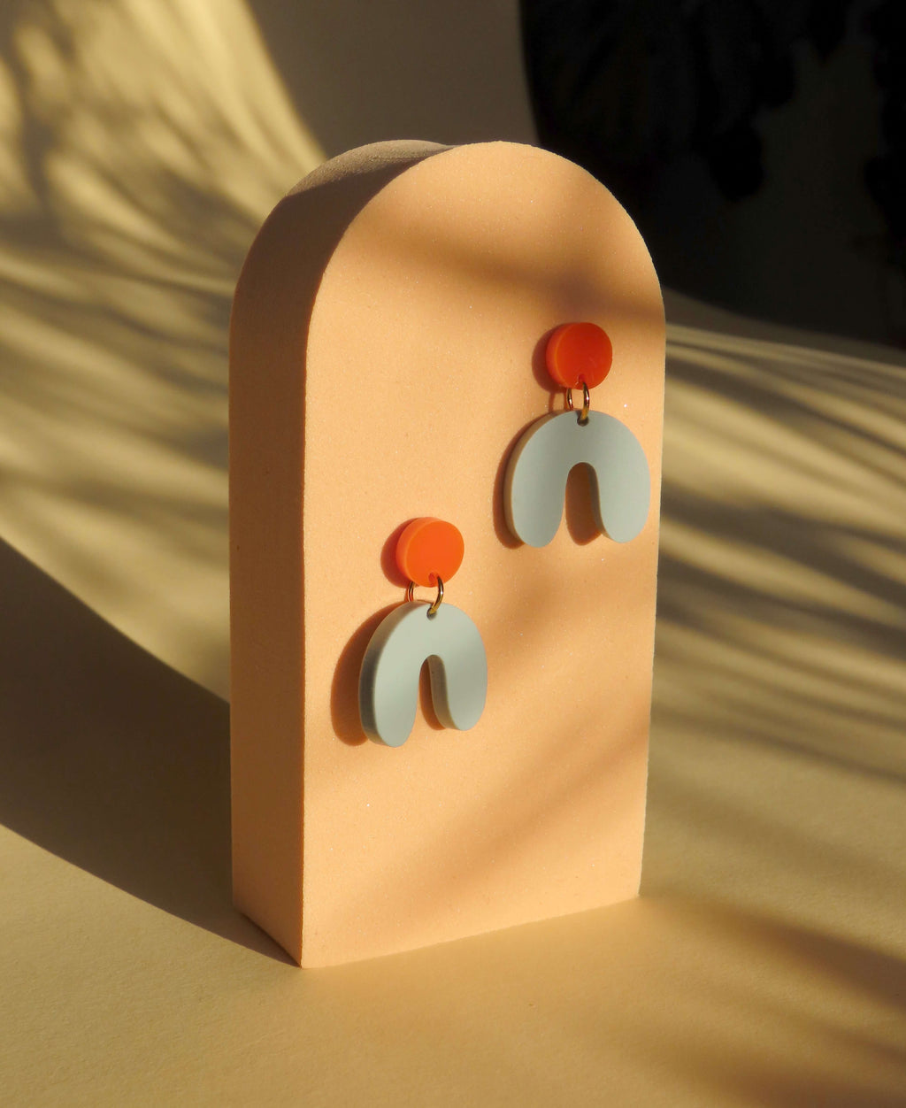 Kleine Arch Bogen Ohrringe in Orange & Salbei