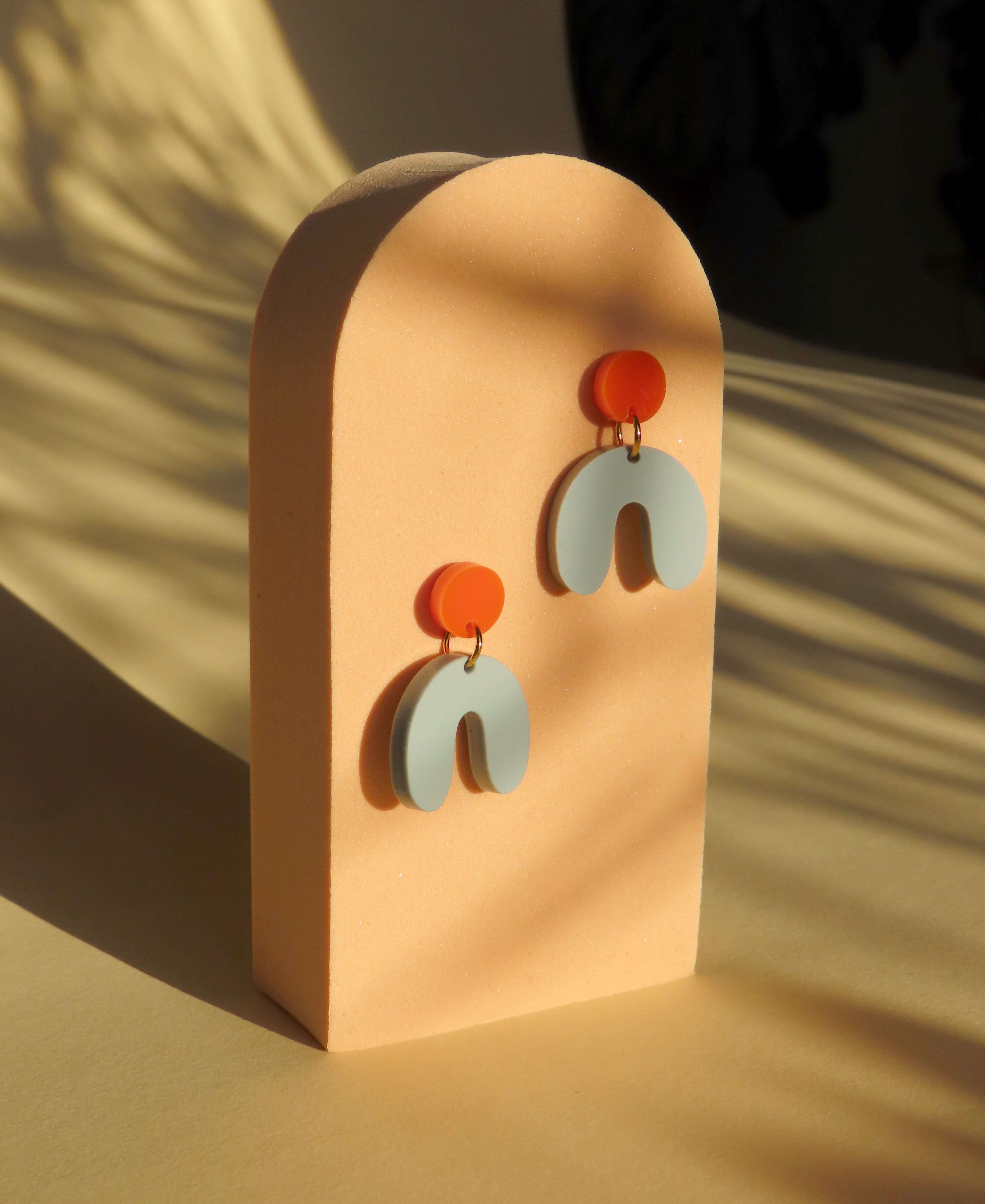 Kleine Arch Bogen Ohrringe in Orange & Salbei