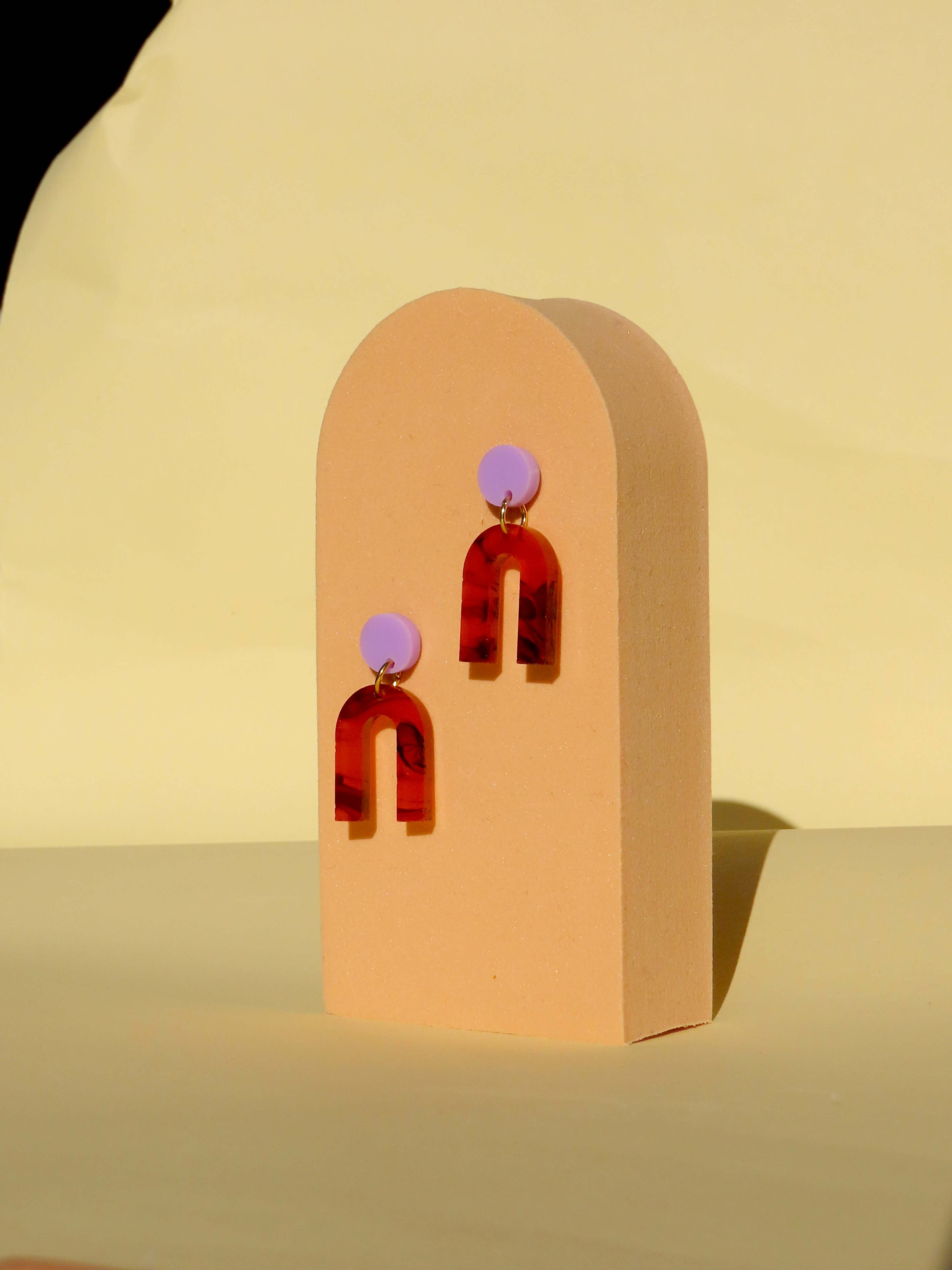 Mini Arch Acryl Ohrringe mit Edelstahlstecker in Smoky Brown