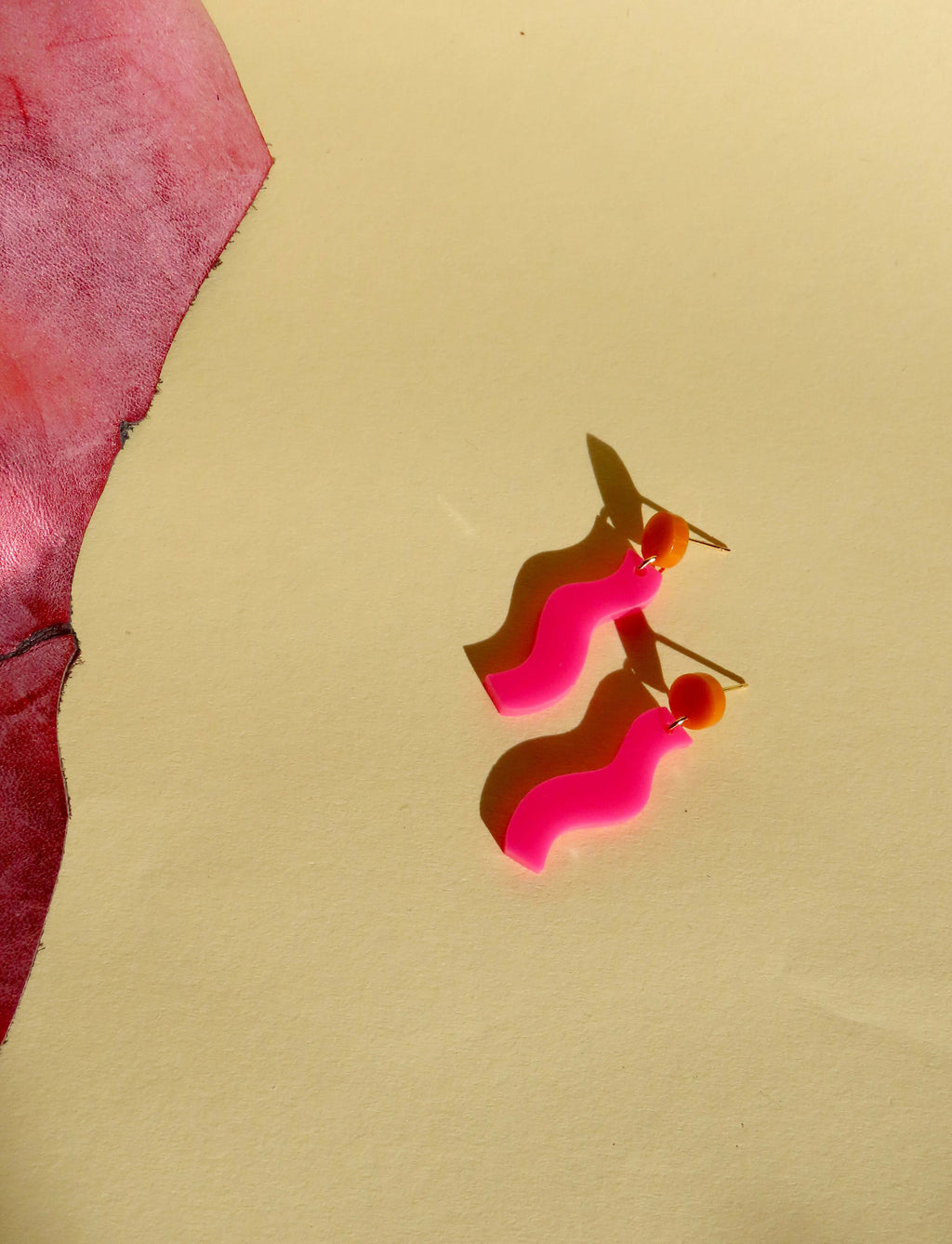 Wormly Ohrringe mit Edelstahl Steckern in Orange & Pink