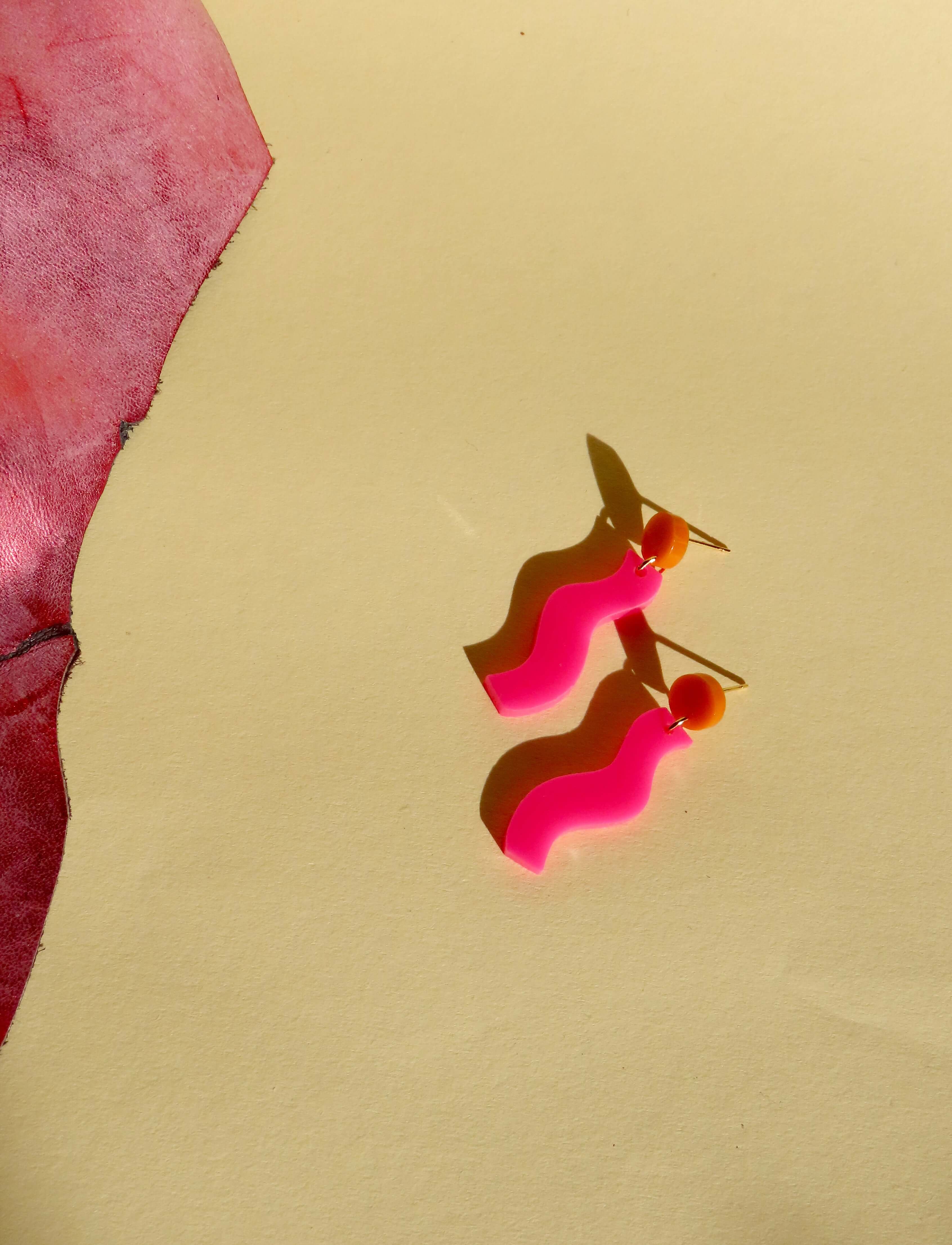 Wormly Ohrringe mit Edelstahl Steckern in Orange & Pink