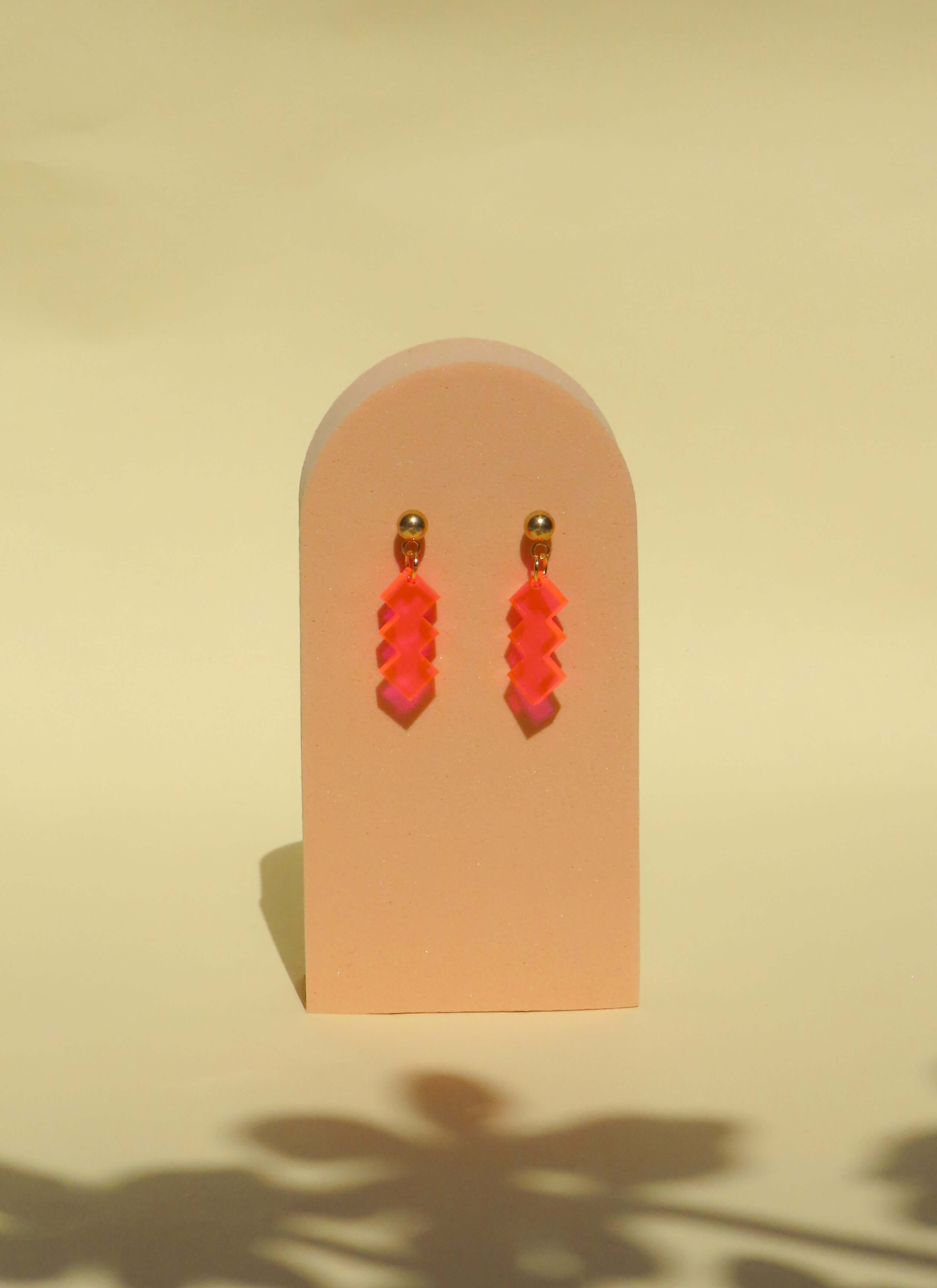 Zickzack Acryl Statement Ohrhänger in Neon & Pink